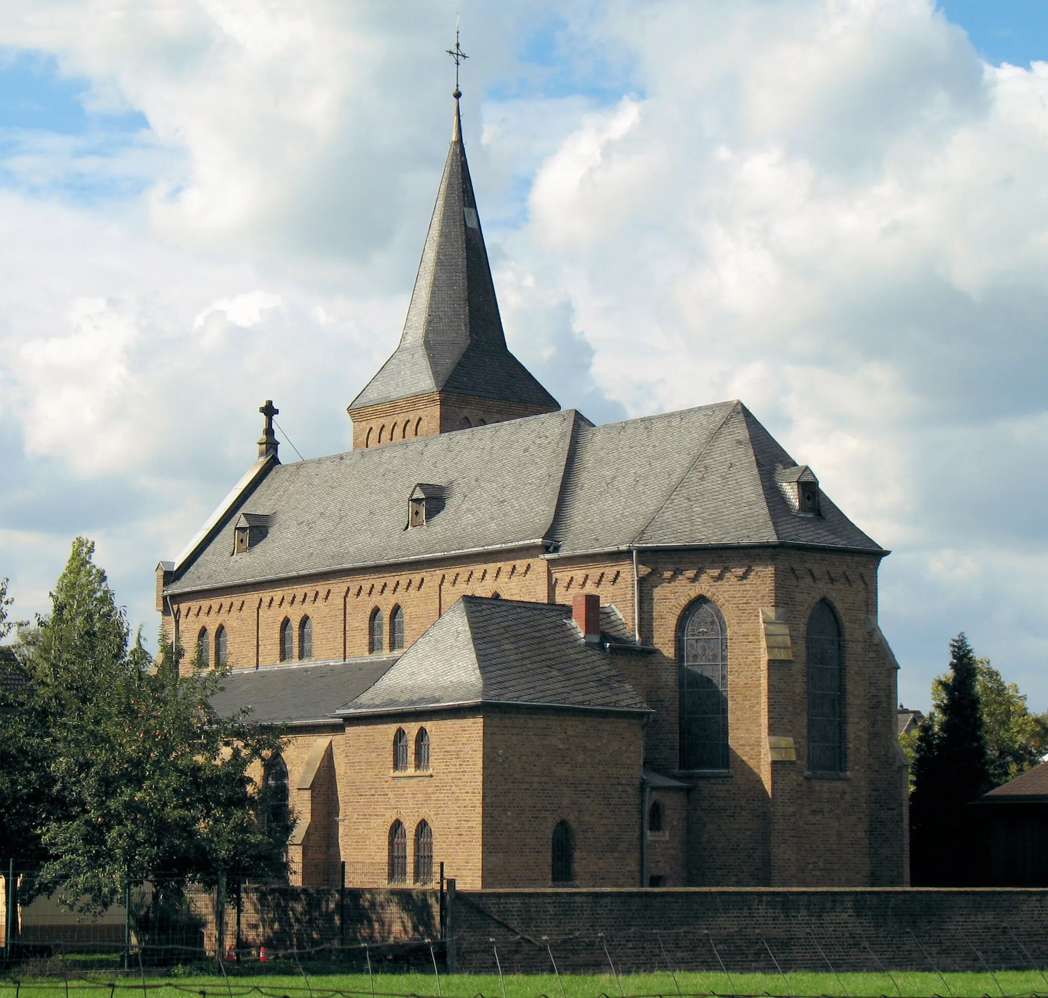 Photo showing: Pfarrkirche St. Margaretha in Köln-Libur