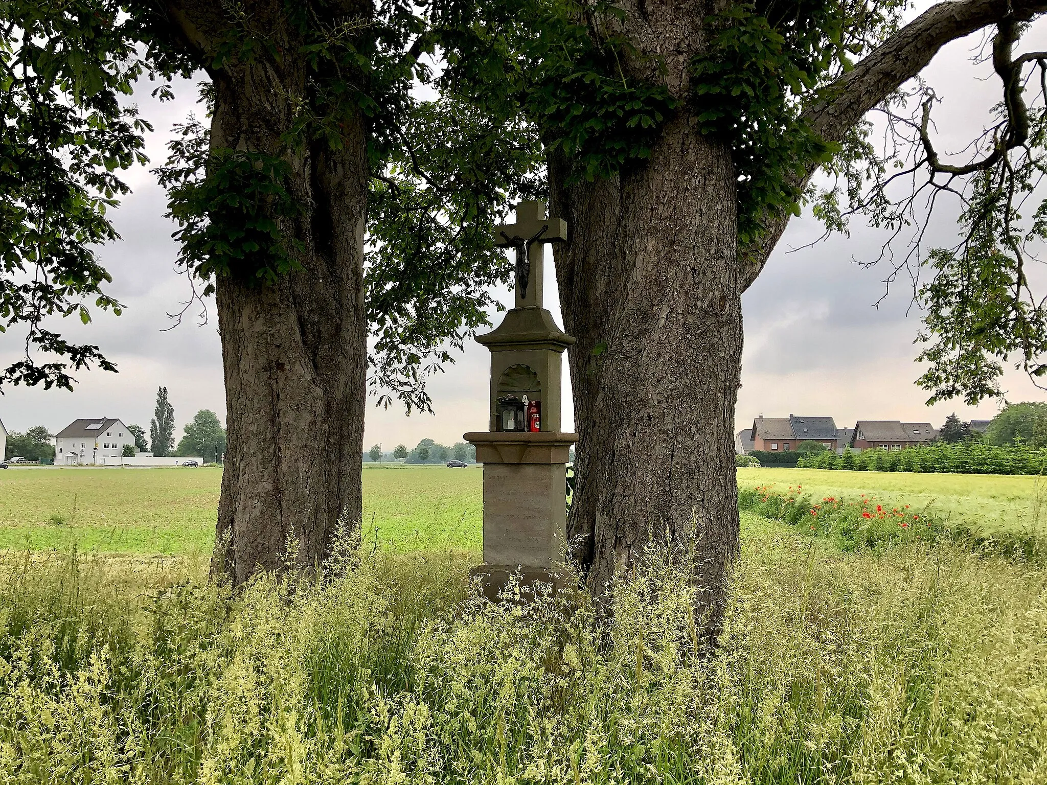 Photo showing: Cologne hiking trail (Kölnpfad) in Libur.  Roadside pilgrimage and guard cross in Libur (Cologne) on the west side. Stompeler Cross.