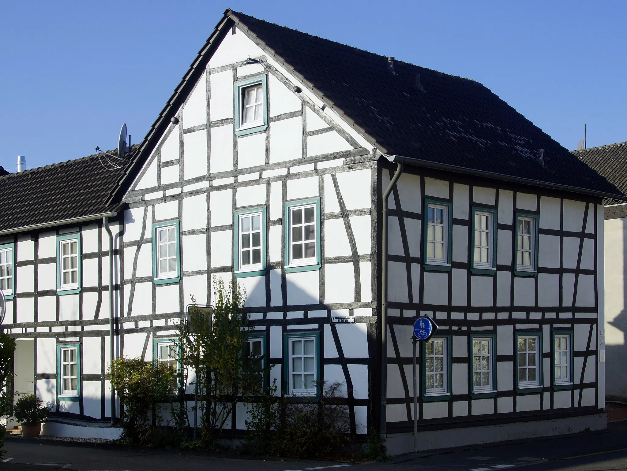 Photo showing: Half-timbered house and old customs house in Oberdrees, Bundesstraße 21
