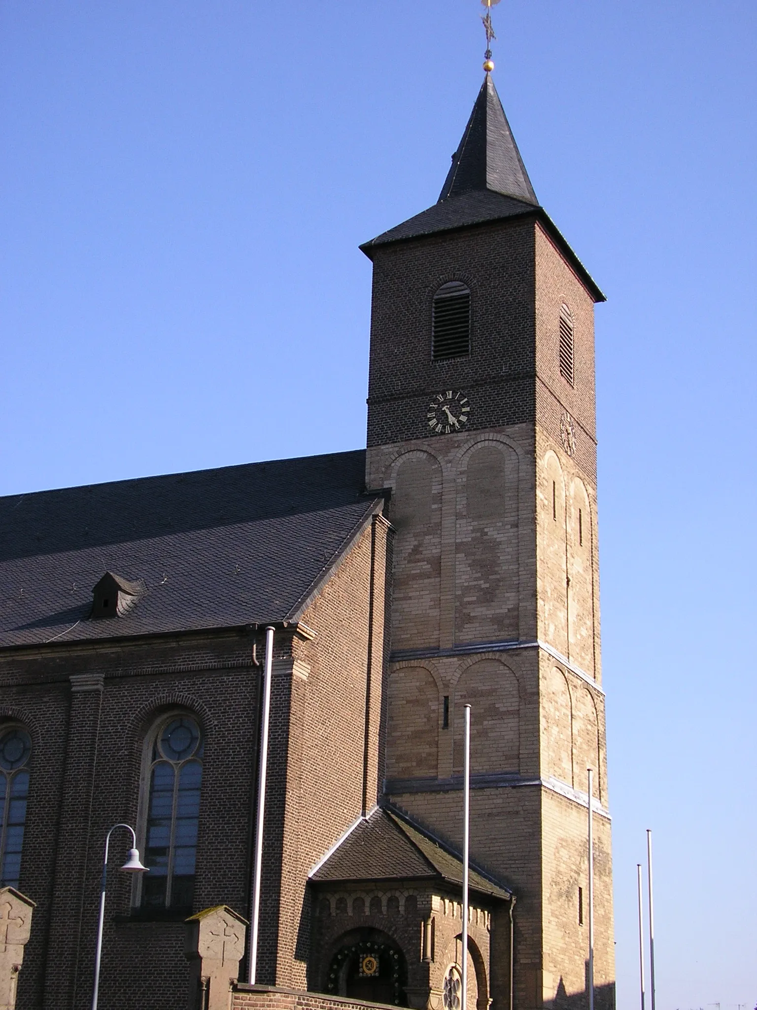 Photo showing: St. Pankratius Dormagen-Nievenheim, romischer Turm 12. Jh.