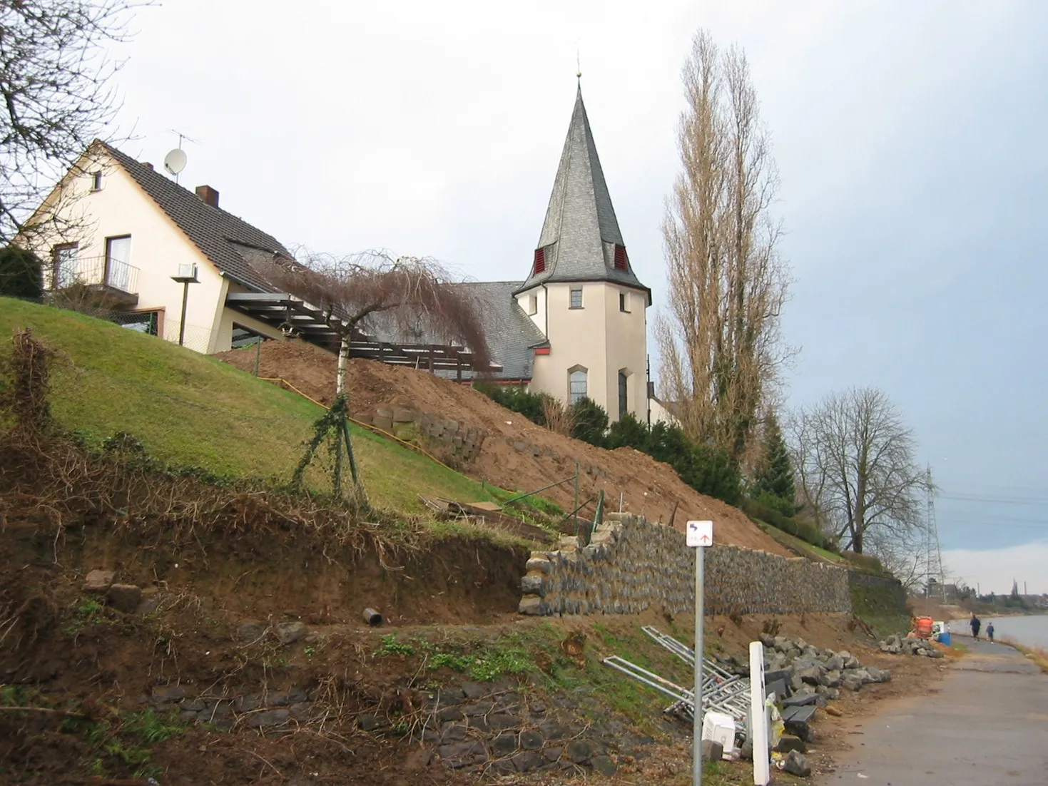 Photo showing: Kirche in Widdig, Bornheim, Nordrhein-Westfalen, Deutschland

This  image shows a heritage building in Germany, located in the North Rhine-Westphalian city Bornheim (Rheinland) (no. 35).