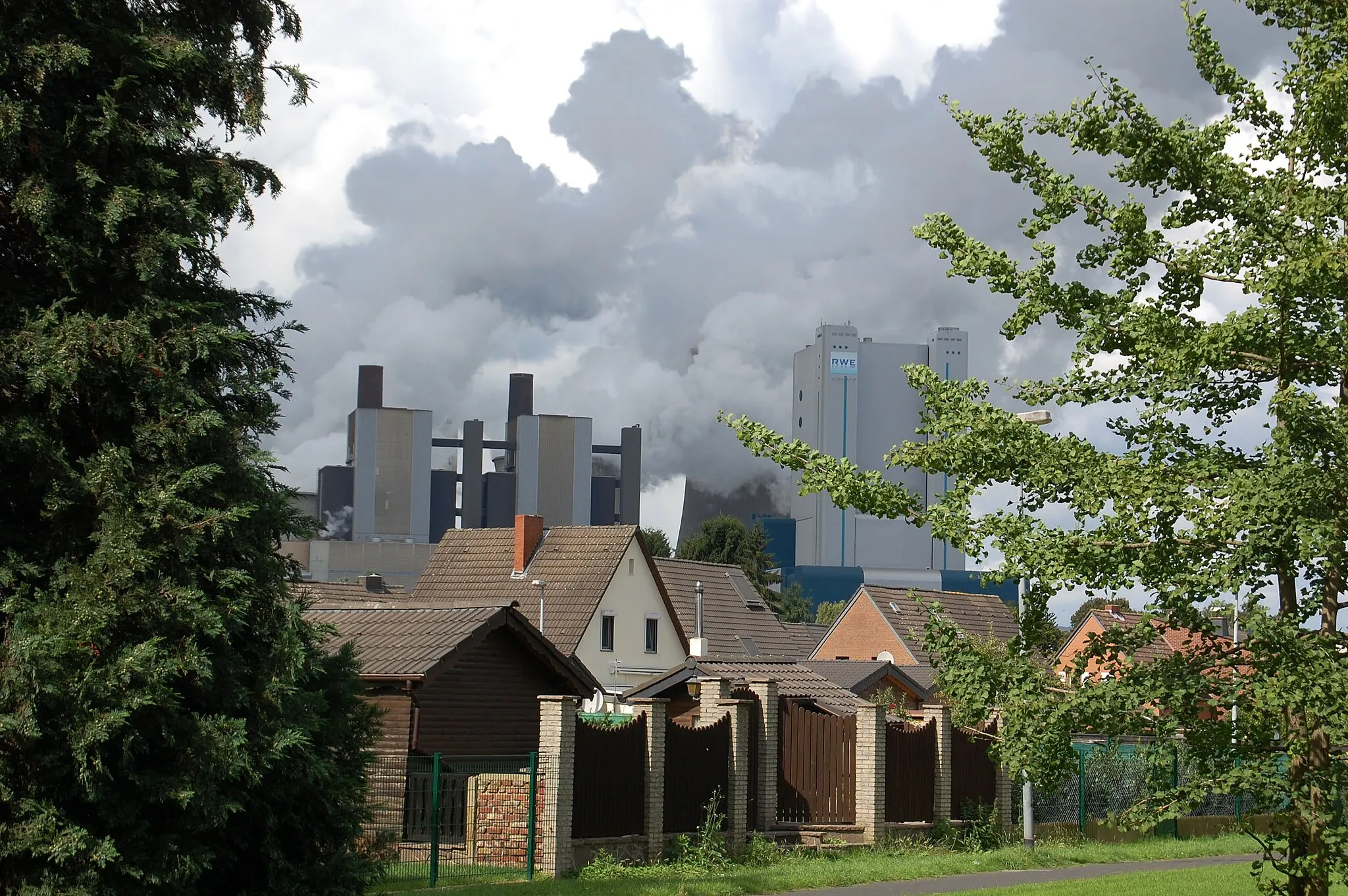 Photo showing: Impression in Niederaußem, Bergheim; Im Vordergrund Wohnhäuser an der Paulusstraße, im Hintergrund RWE-Kraftwerk Niederaußem