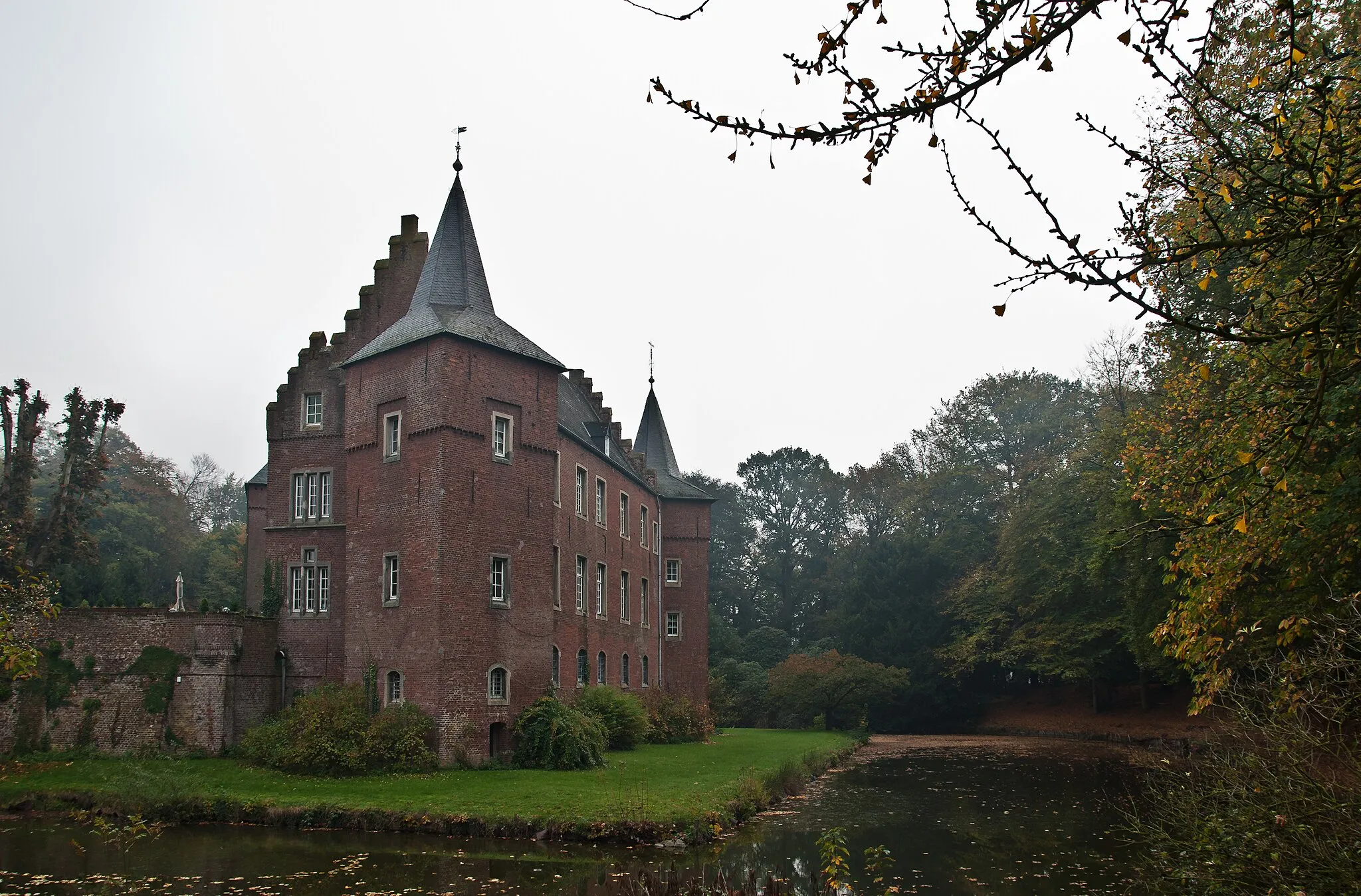 Photo showing: Hauptburg Schloss Elsum vom Zufahrtsweg aus gesehen