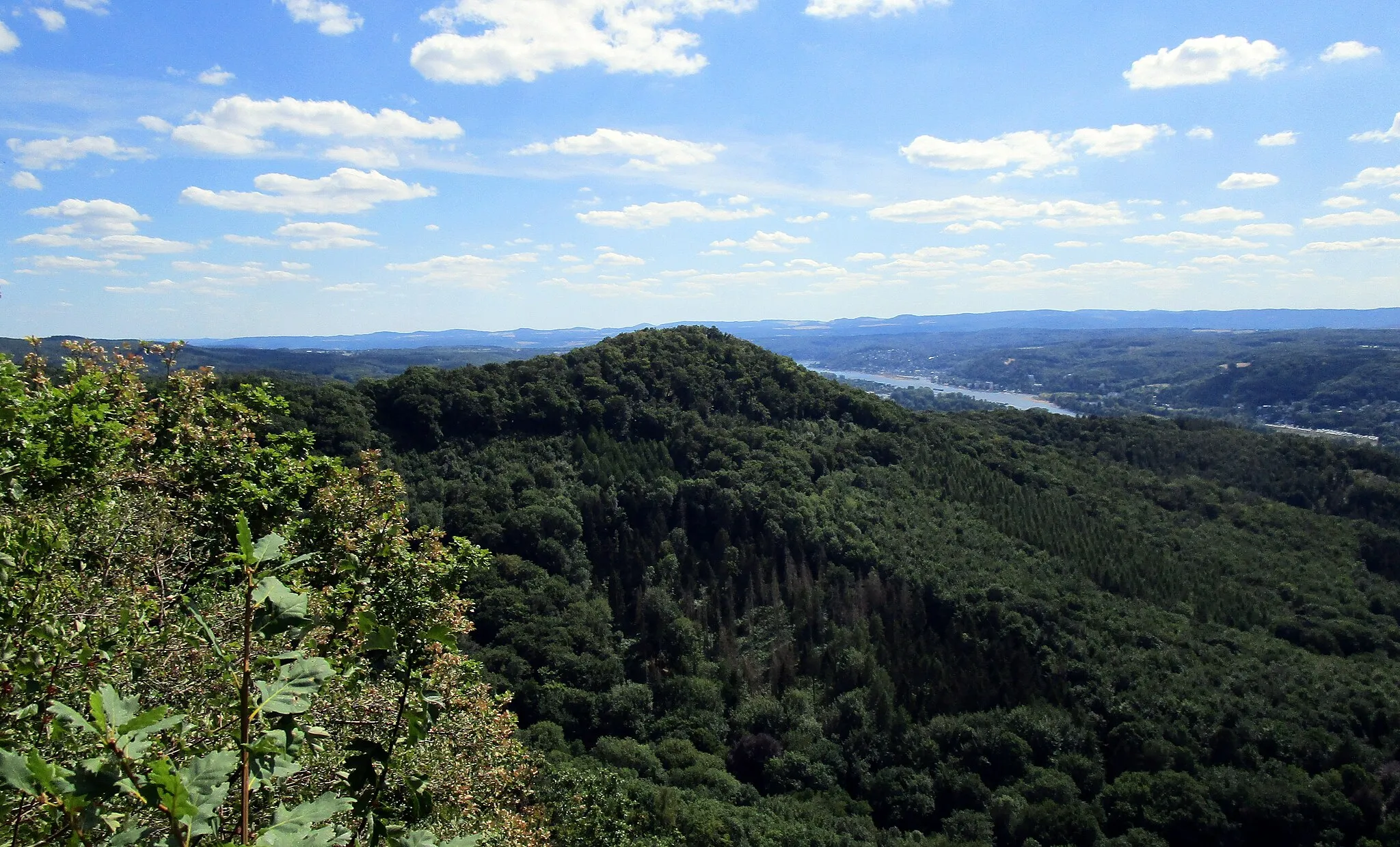 Photo showing: Blick vom Geisberg im Siebengebirge in südliche Richtung, mittig der Große Breiberg