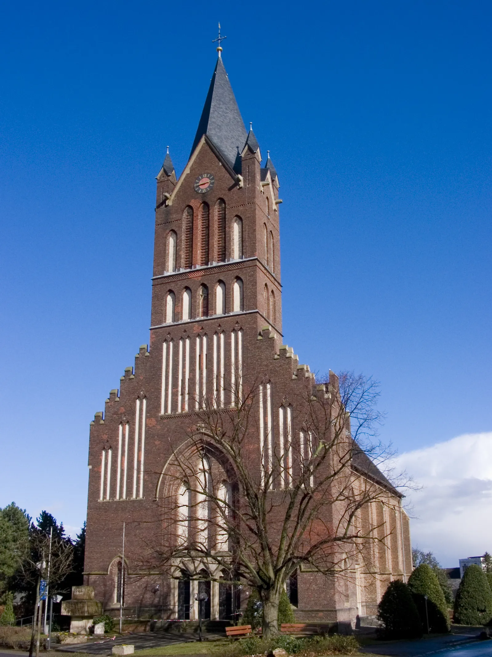 Photo showing: Die Heilig-Kreuz-Kirche in Nideggen Wollersheim, erbaut 1904, Architekt August Rinklake