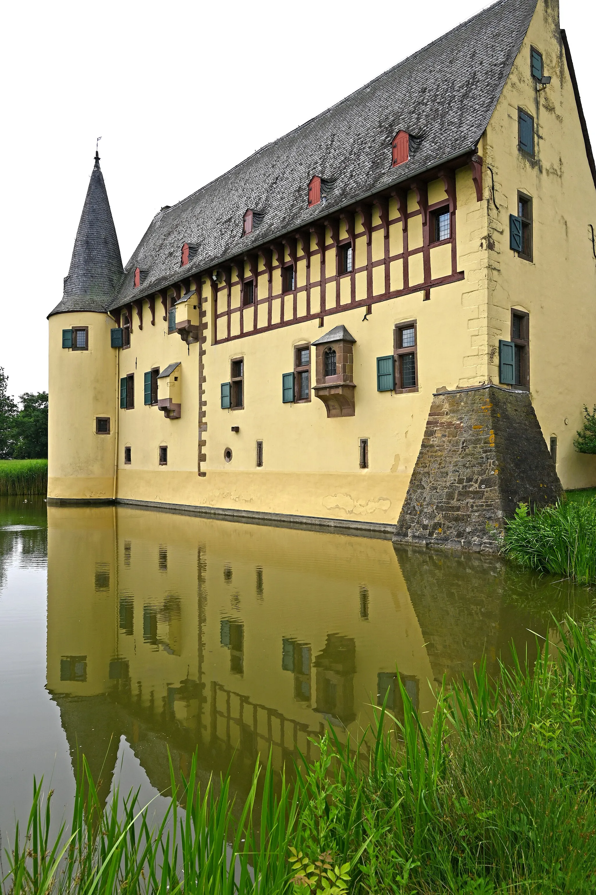 Photo showing: Burg Langendorf, Nordostseite mit Wassergraben