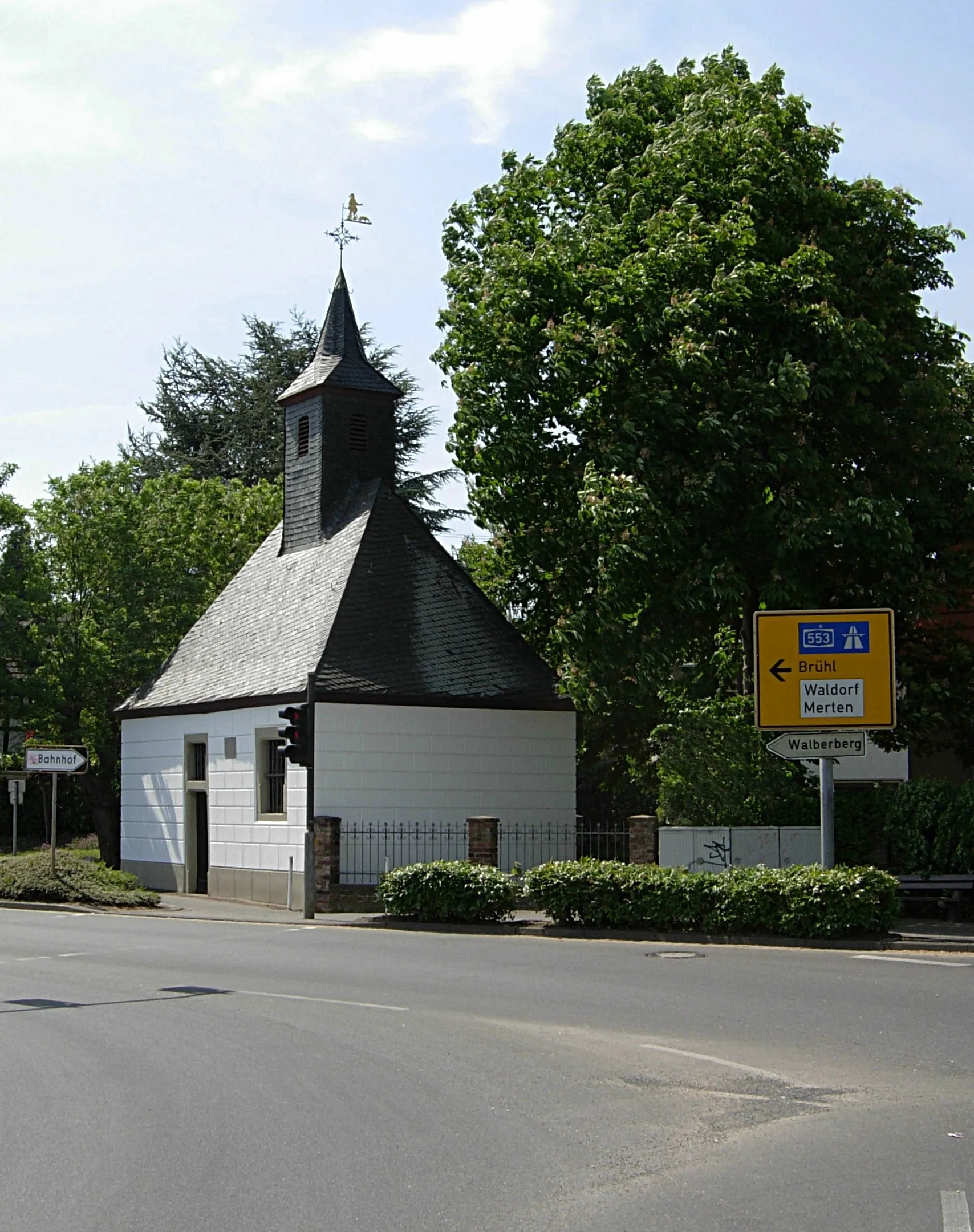 Photo showing: Wendelinuskapelle (vgl. Wendelin) am Straßenknoten Bahnhofstraße, Eichholzweg, Erfurter Straße, Willmuth- und Wendelinusstraße in Sechtem, Stadt Bornheim. Auf der Steintafel (zwischen Pforte und Fenster) steht: D.O.M.B.V.M. nec non S. Wendelino Iacobus Beller Reverendissimi ac Celsissimi Principis Fernandi Episcopi Paderbornensis & Monasteriensis Cubicularius & Catharina Elisabetha Herselis Coniuges hanc Sacram aediculam erigi curarunt Anno 1680 mense. D.O.M. steht für Deo Optimo Maximo (dem besten und größten Gott) und B.V.M. für Beatae Virgini Mariae (der seligen Jungfrau Maria), so dass der Text ins Deutsche übersetzt lautet: Dem besten und größten Gott, der seligen Jungfrau Maria und auch dem heiligen Wendelin haben die Eheleute Jakob Beller, Kammerherr des ehrwürdigsten und herausragendsten Fürsten Ferdinand[1], Bischofs von Paderborn und Münster, sowie Katharina Elisabeth Herselis dieses geweihte Bauwerk errichten lassen im Jahre 1680, im Monat ...
↑ Ferdinand II. von Fürstenberg, Fürstbischof von Paderborn und Münster

This  image shows a heritage building in Germany, located in the North Rhine-Westphalian city Bornheim (Rheinland) (no. 4).