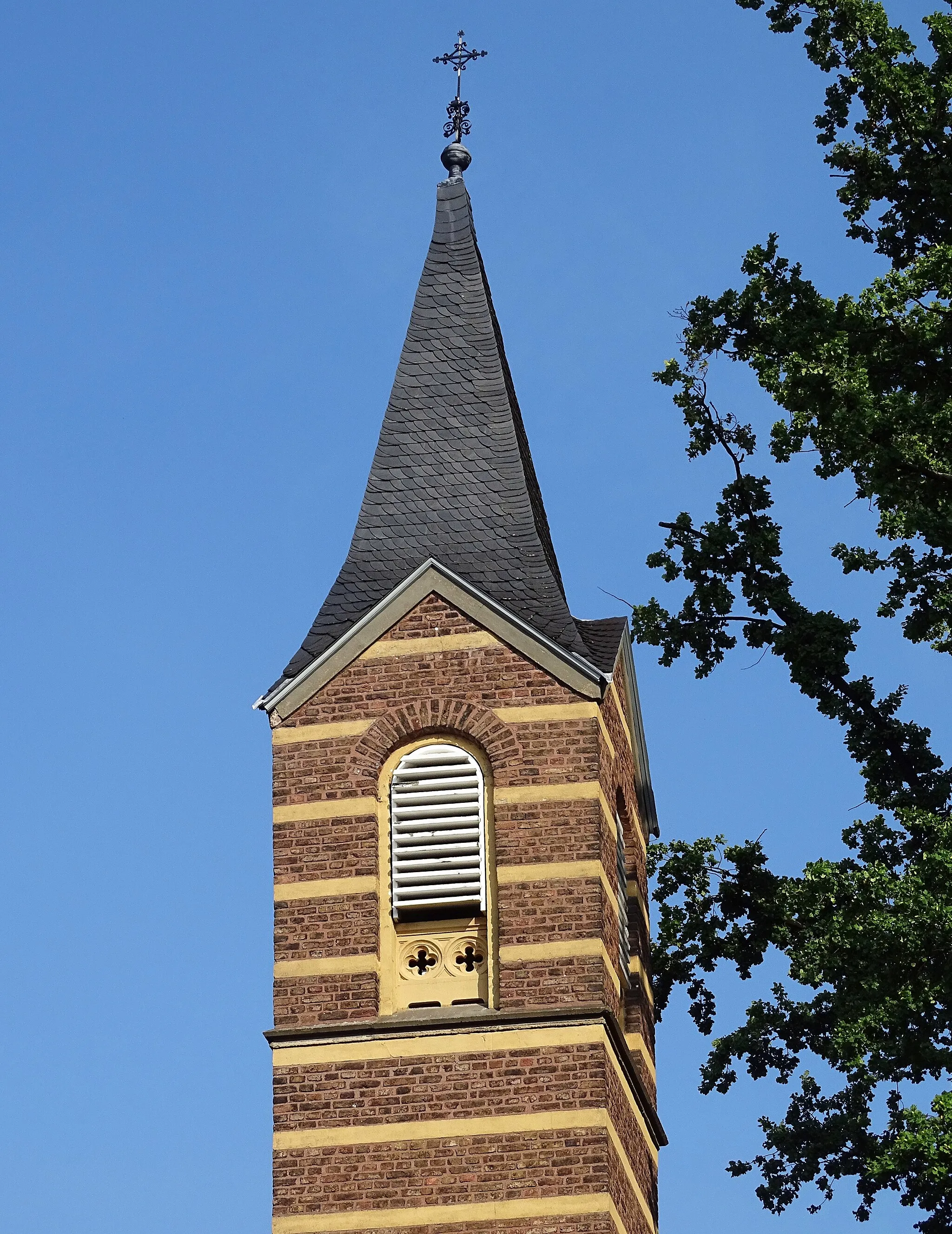 Photo showing: Old protestant church in Bornheim, Königstraße: partial view of the tower