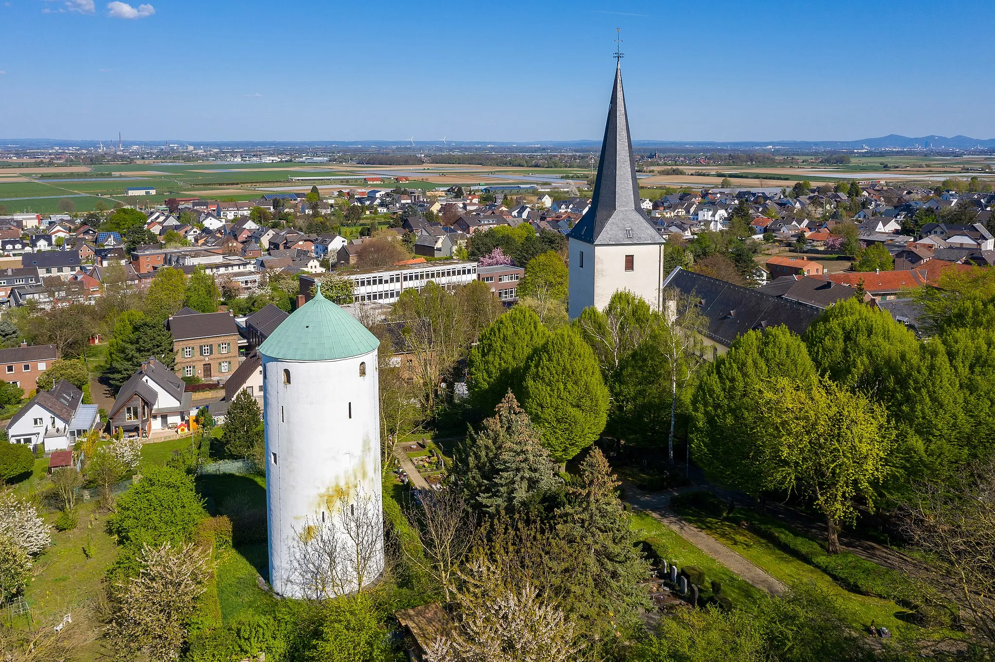 Photo showing: Hexenturm in Walberberg / Rheinland mit Pfarrkirche St. Walburga