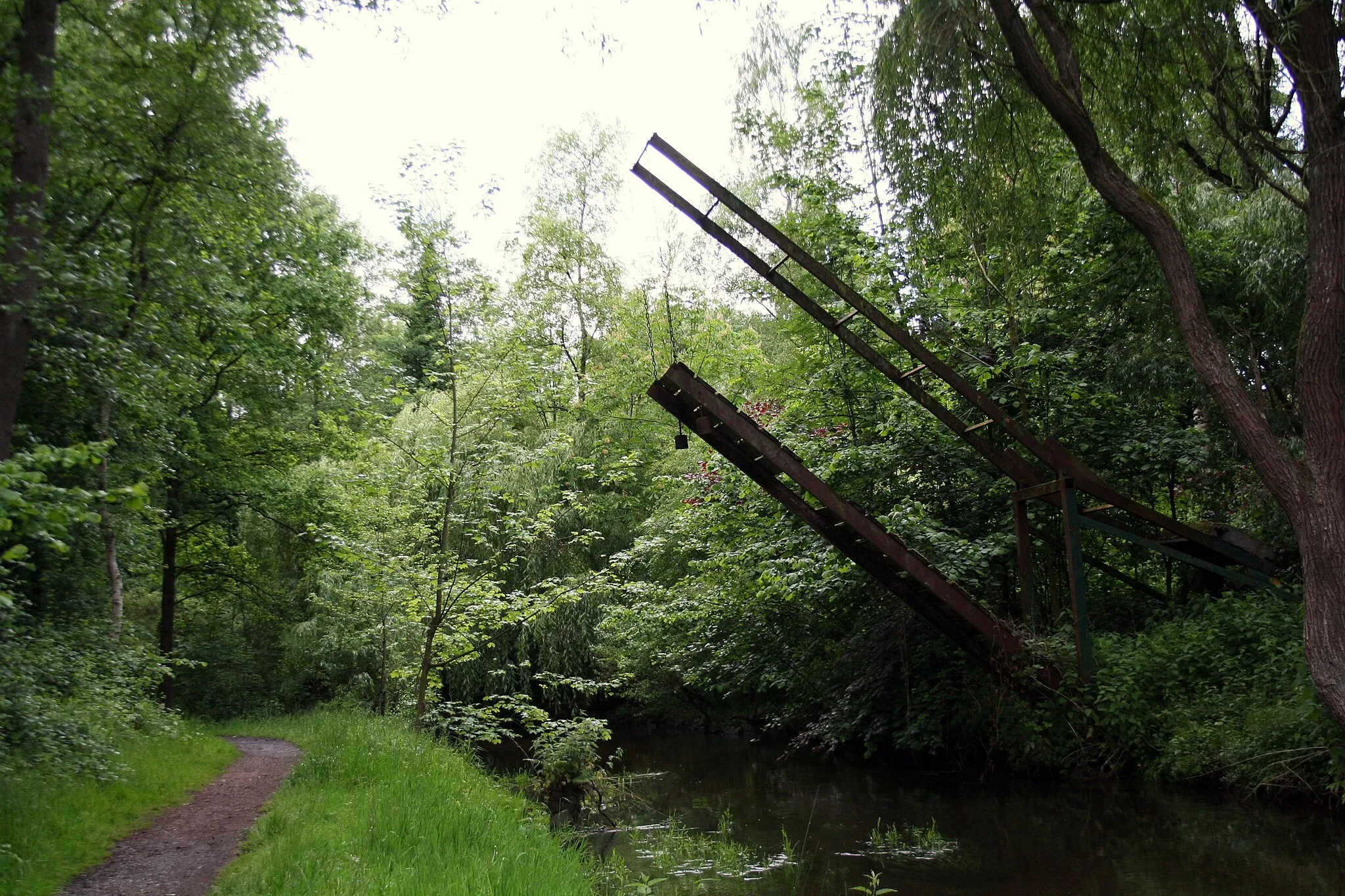 Photo showing: An der Schwalm im Naturschutzgebiet Lüttelforster Bruch begegnet man dieser alten Klappbrücke.