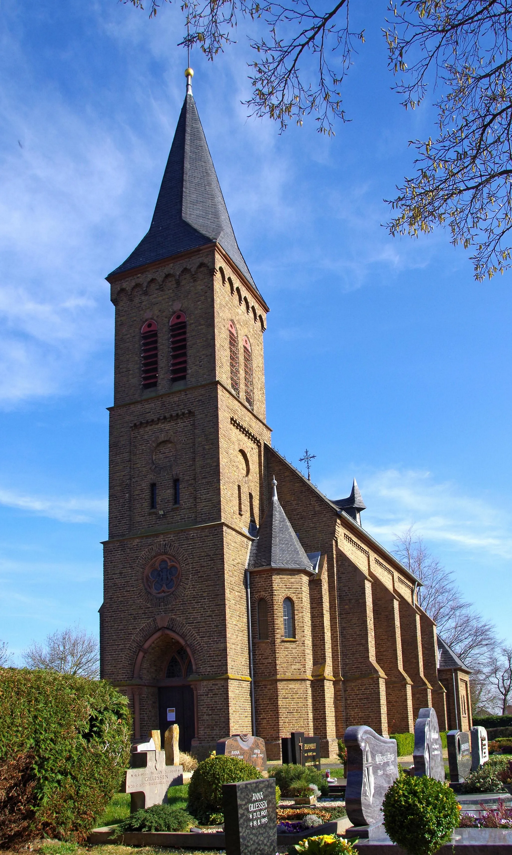 Photo showing: St. Ulrich und Petronella (Weiler in der Ebene), Kirchturm und Portal