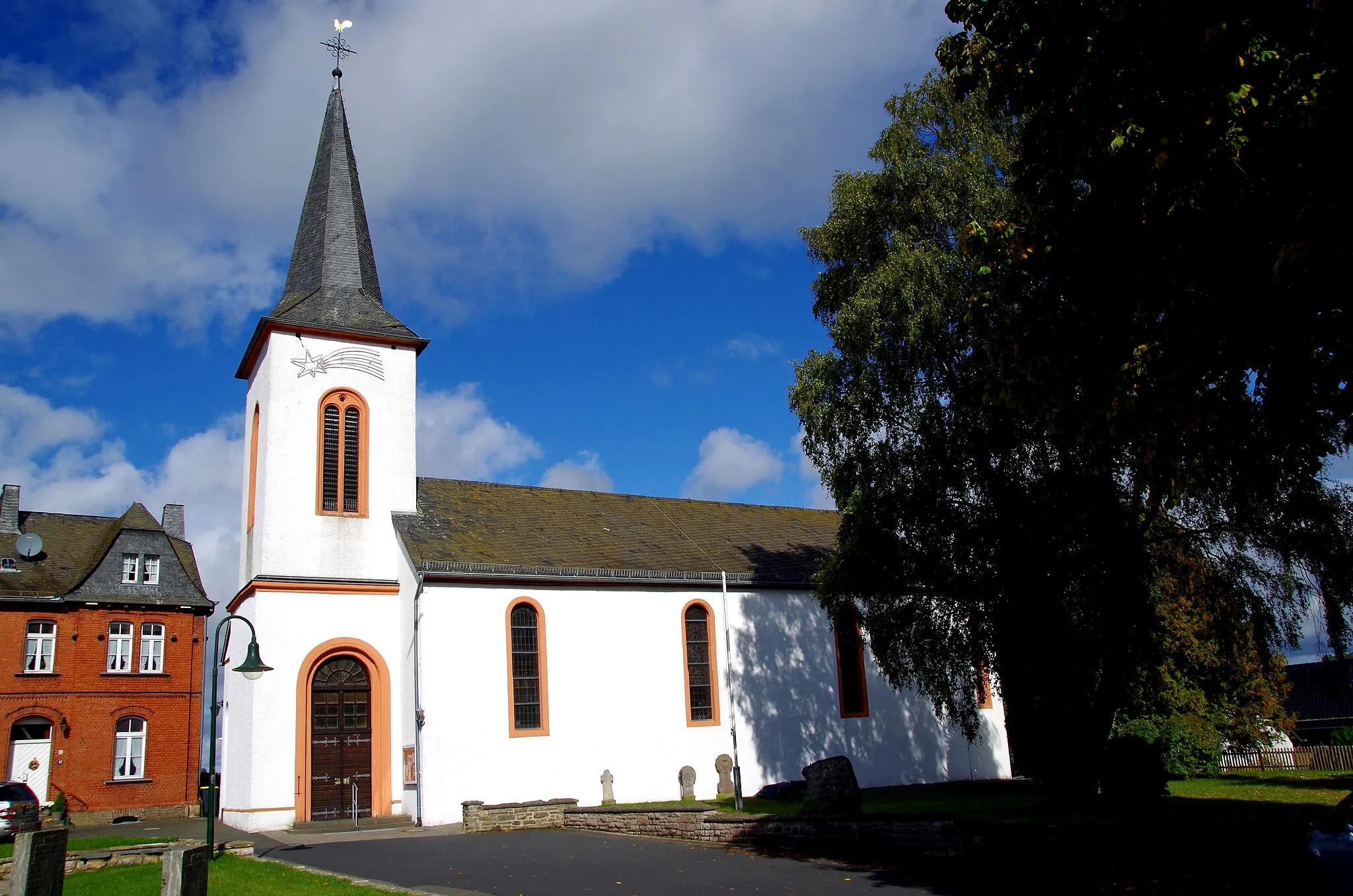 Photo showing: St. Peter und Paul (Blankenheimerdorf), Südseite mit Turm und Langhaus