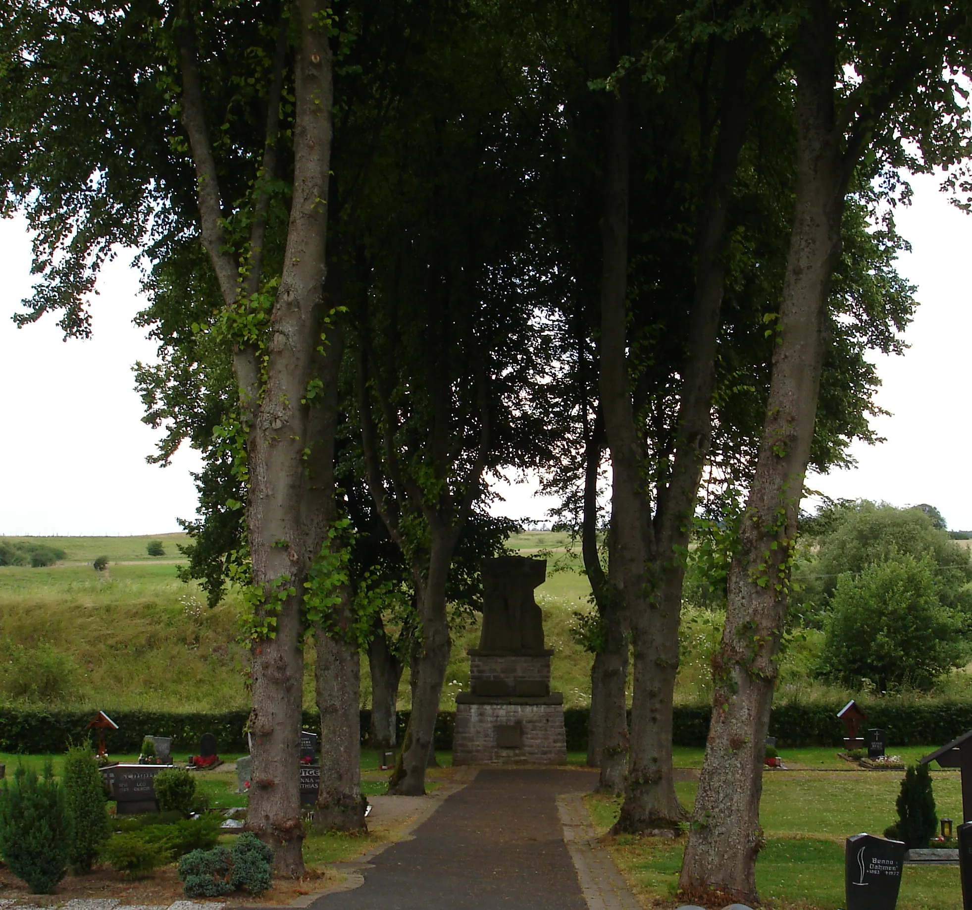 Photo showing: Blankenheimerdorf, Auf der Komm, neuer Friedhof, Allee und Friedhofskreuz