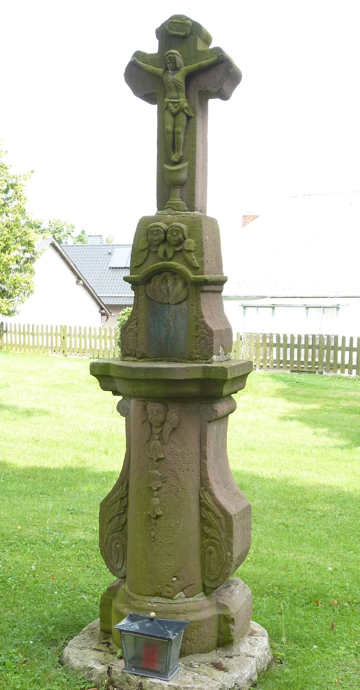 Photo showing: Blankenheimerdorf, Nürburgstr. 60, ehem. Friedhofskreuz, auf dem aufgelassenen alten Friedhof