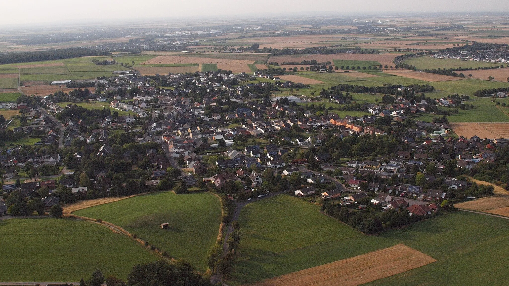 Photo showing: Kirchheim (Euskirchen), Luftaufnahme (2015)