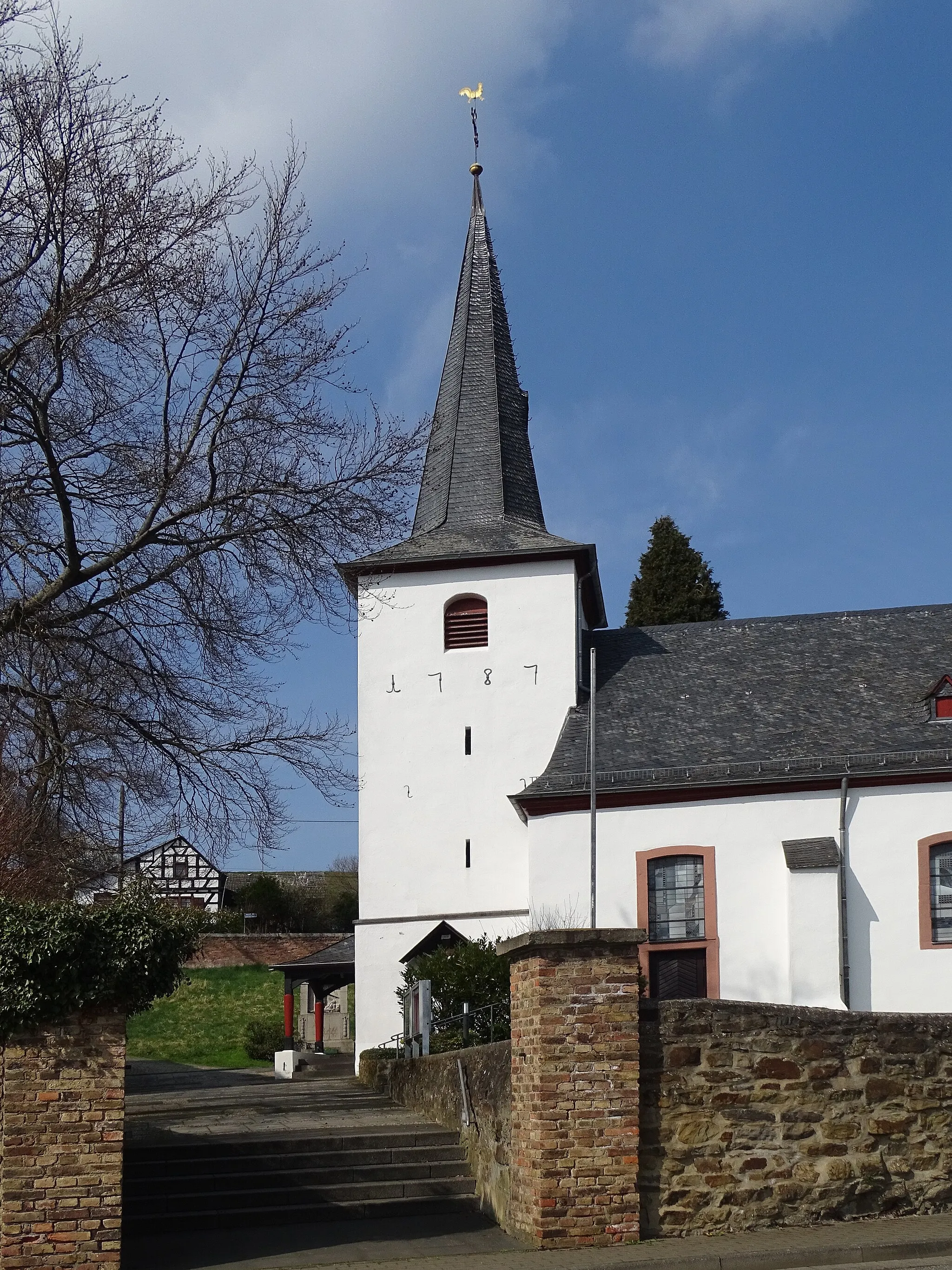 Photo showing: Catholic parish church of St. Margaretha in Neukirchen, Neukirchener Straße 16: stairway to the church.