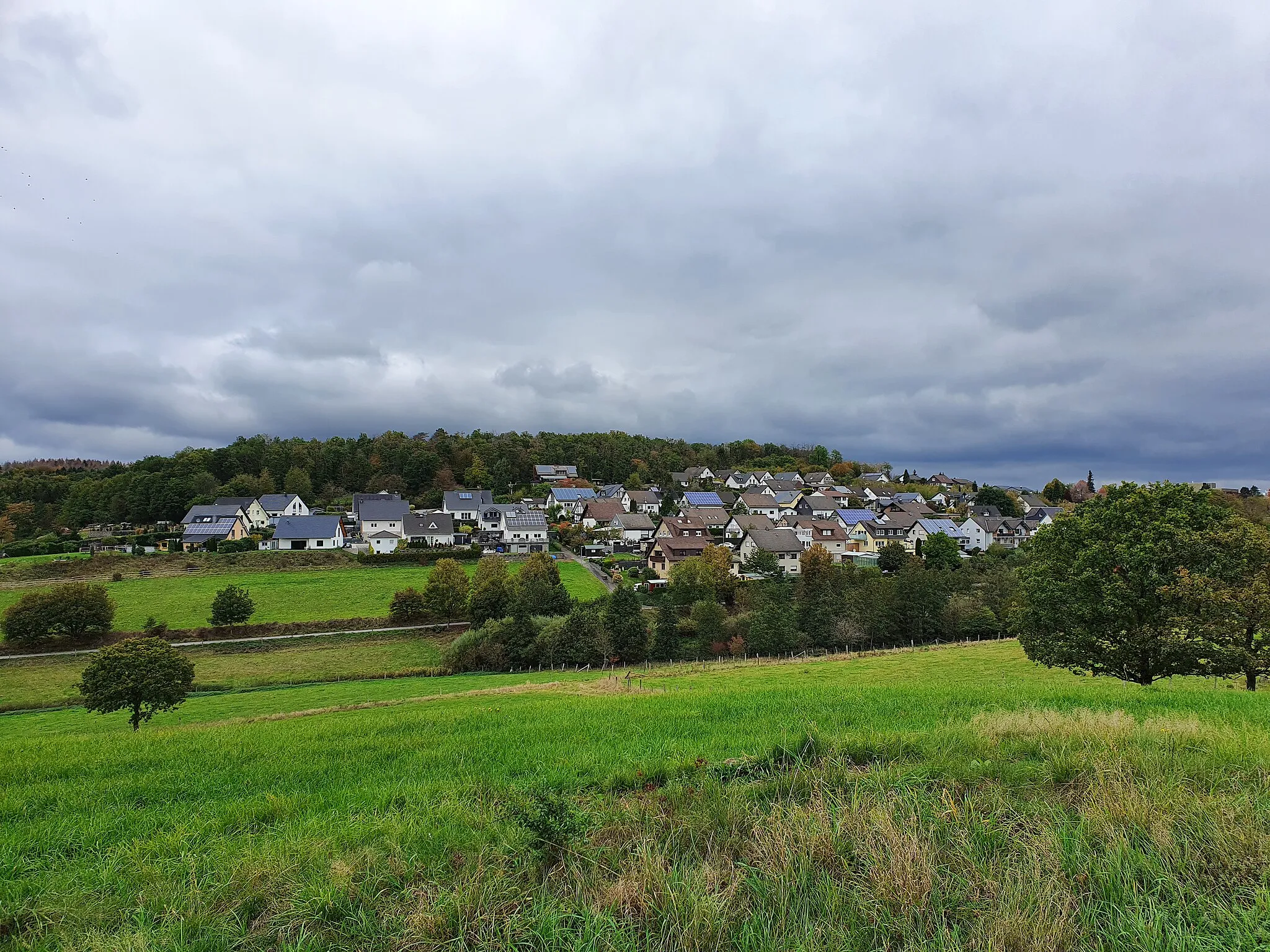 Photo showing: Blick von der Straße zwischen Bierenbachtal und Oberbierenbach nach Rommelsdorf, Ortsteil der Gemeinde Nümbrecht im Oberbergischen Kreis, Nordrhein-Westfalen.