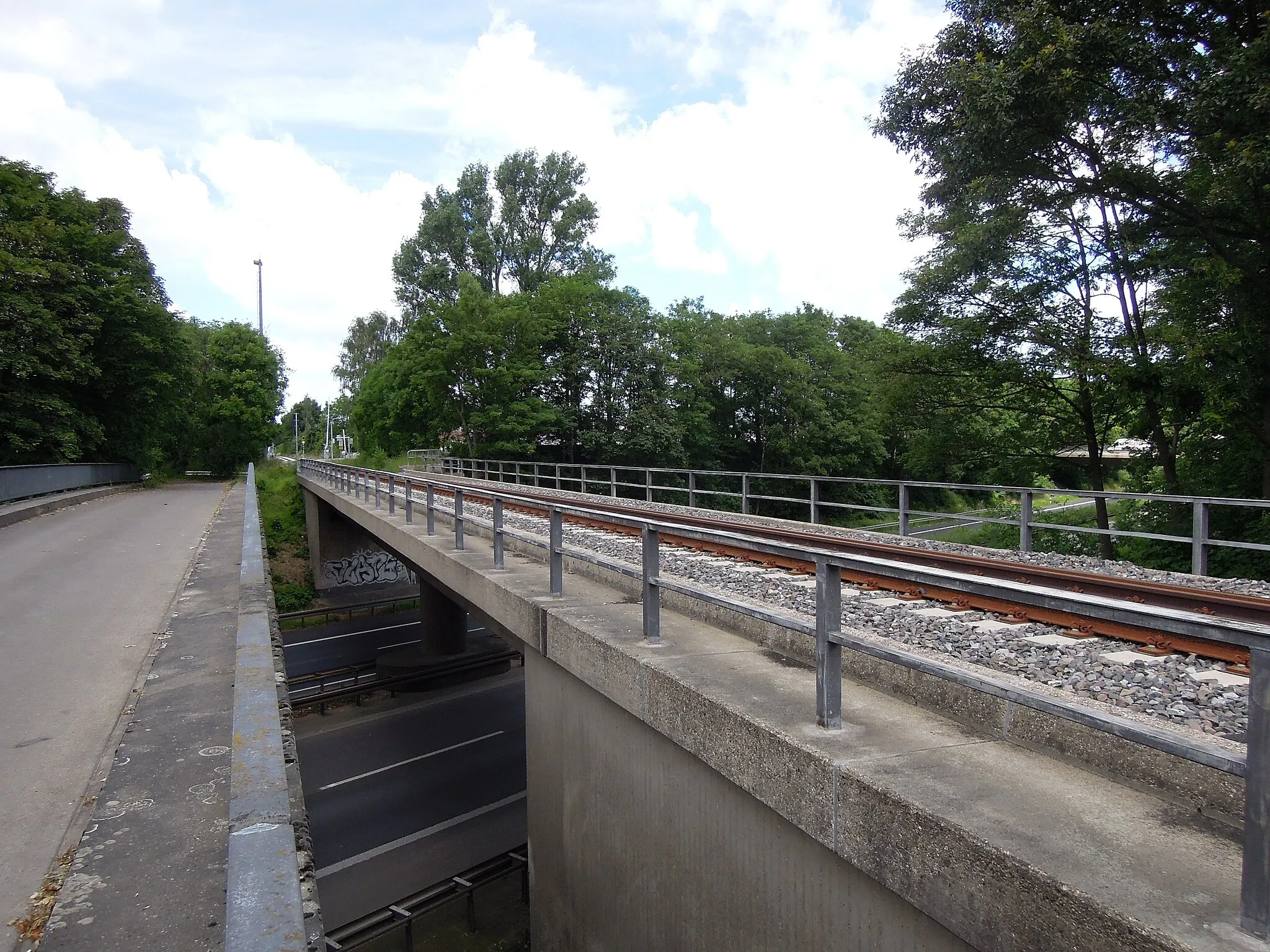 Photo showing: In June 2014, Stolberg–Herzogenrath railway line was extended toward St. Jöris. Impression of the track one week after opening.