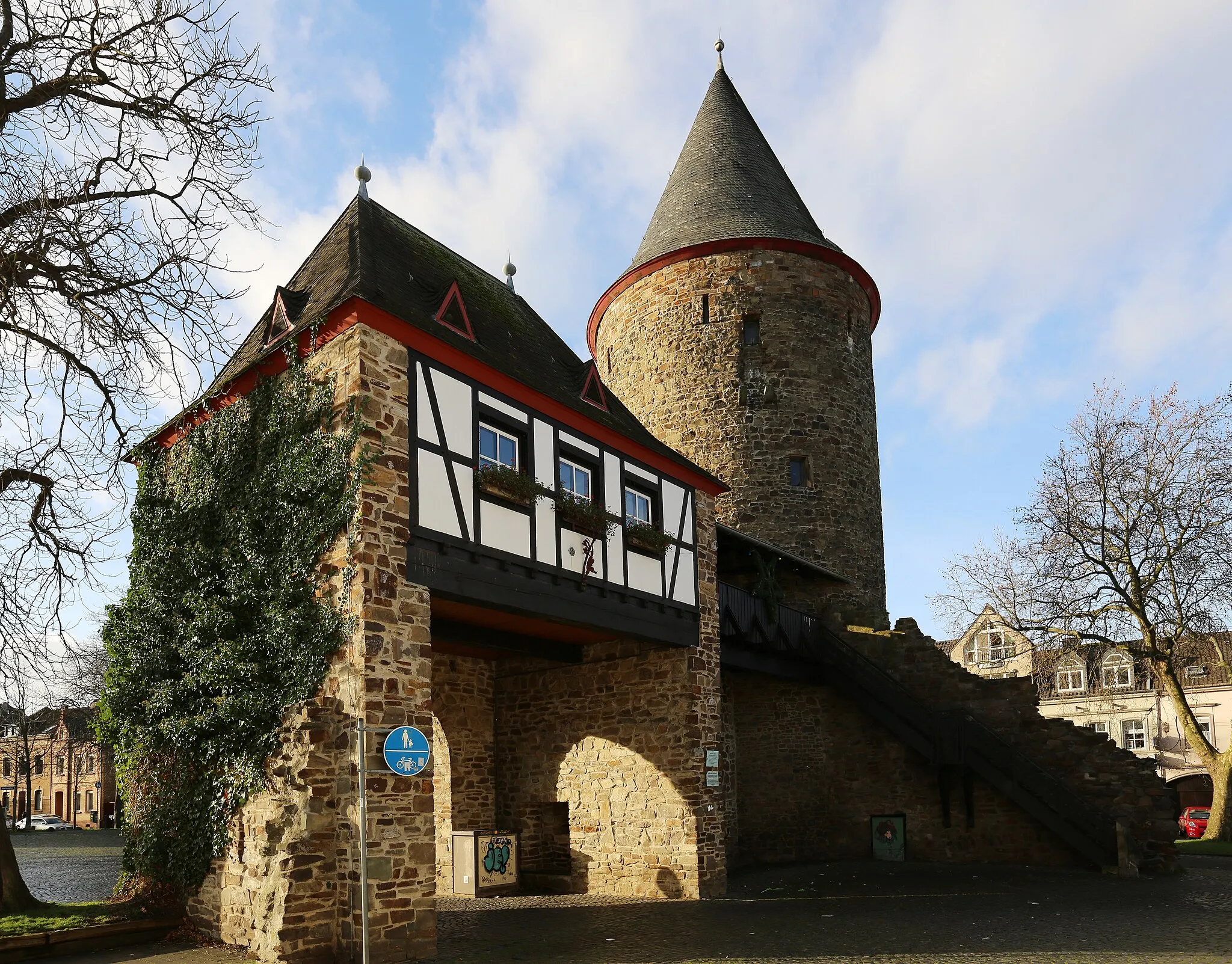 Photo showing: The medieval tower "Wasemer Turm" (12th century) of Rheinbach is  made by construction material of  the Roman Eifel Aqueduct, one of the longest aqueducts of the Roman Empire