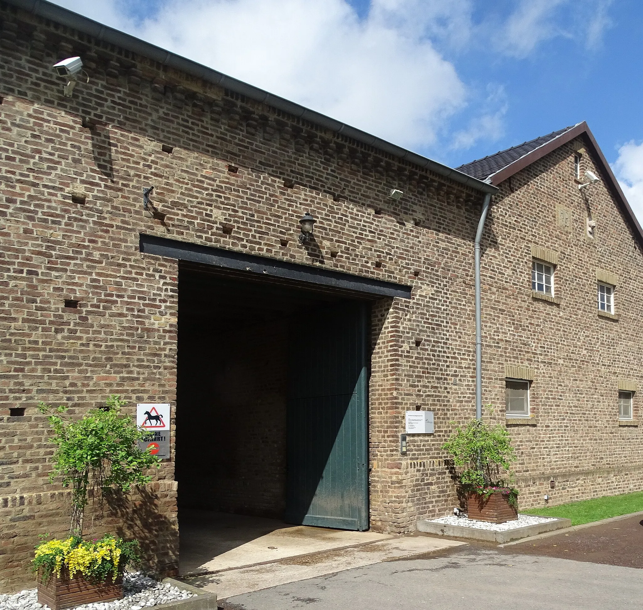 Photo showing: Burg Müggenhausen in Müggenhausen, Heimerzheimer Straße 18: Eingangstor. Das Anwesen beherbergt jetzt eine Pferdeklinik