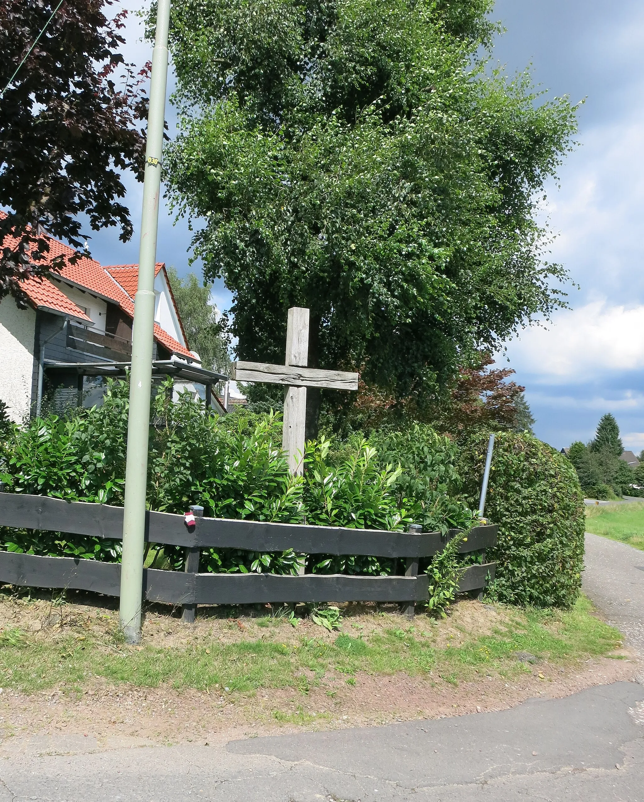 Photo showing: Einfaches Holz-Wegekreuz in Großoderscheid (Overath-Marialinden)