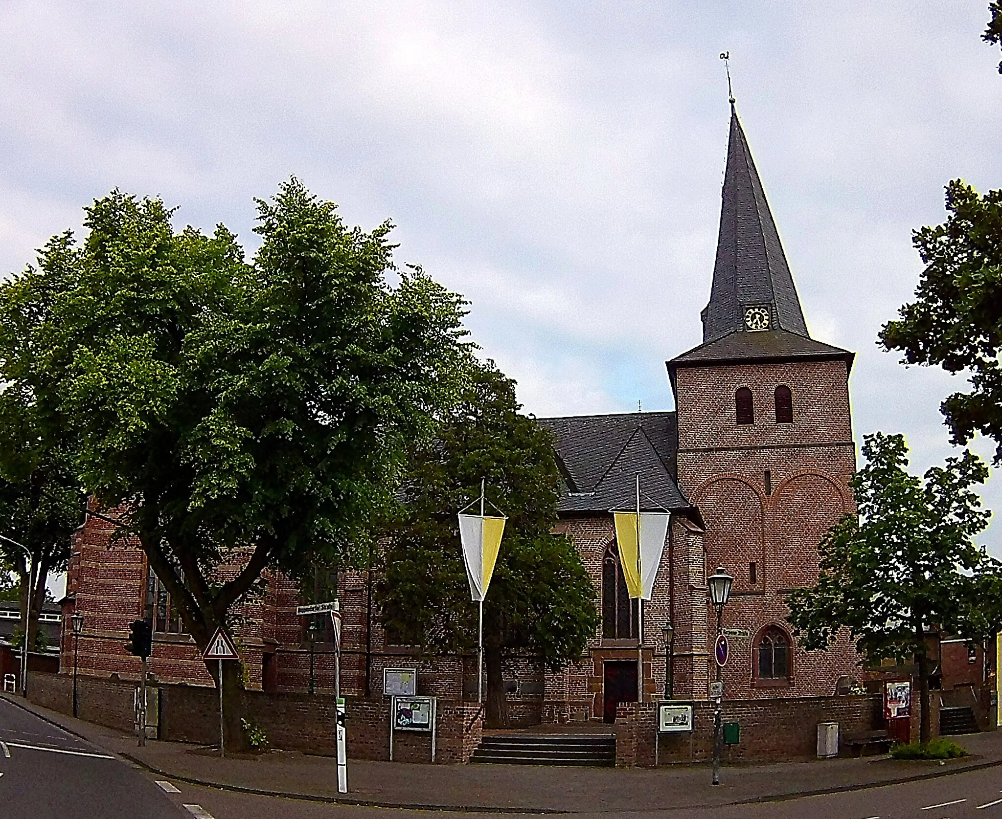Photo showing: Katholische Kirche St. Michael Aussen (Nordseite)