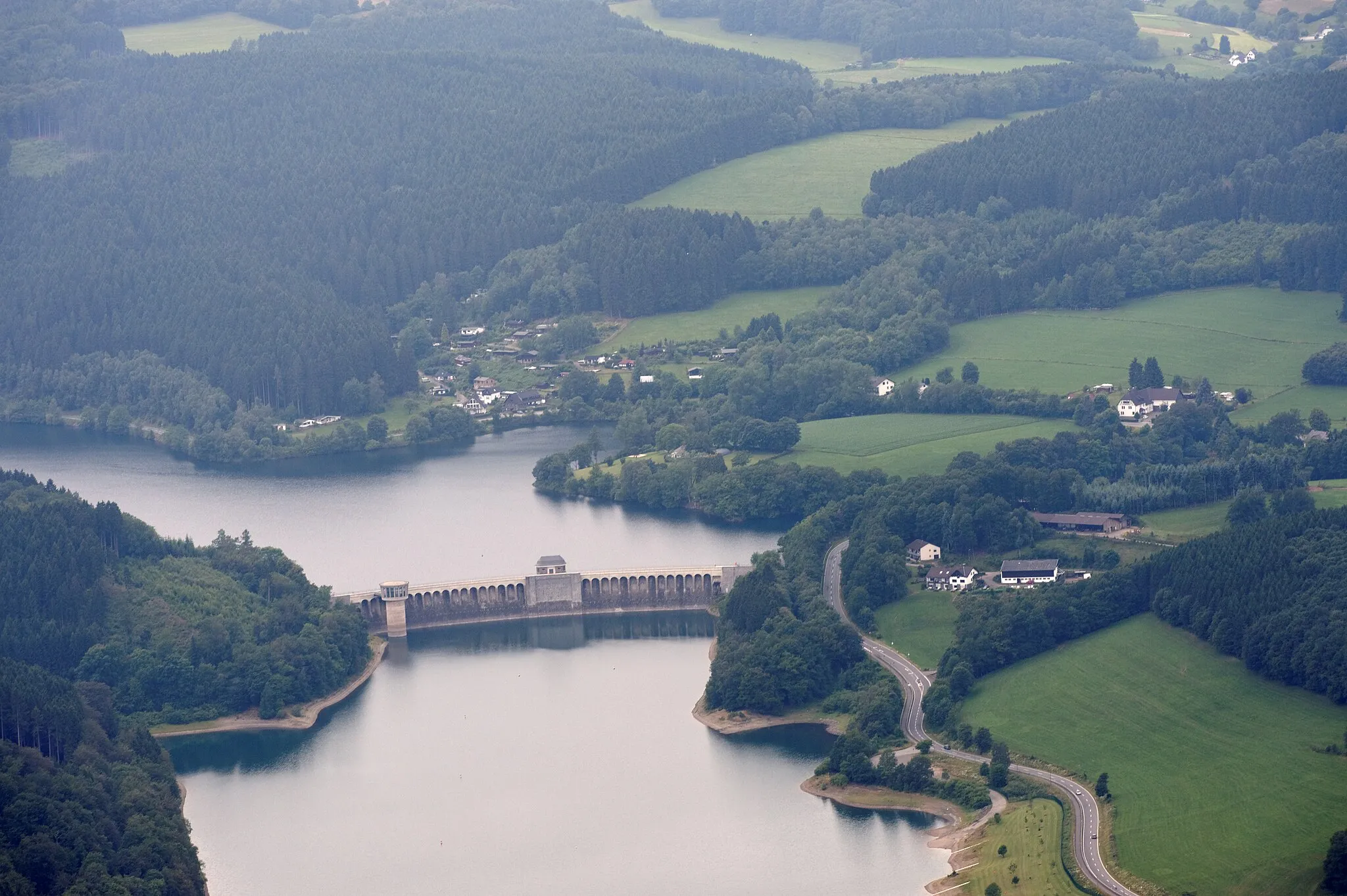 Photo showing: Fotoflug Sauerland Nord. Attendorn, Staumauer der Listertalsperre, Landesstraße 708, Orte Attendorn-Eichen, Langenohl und Weuste, Blickrichtung West