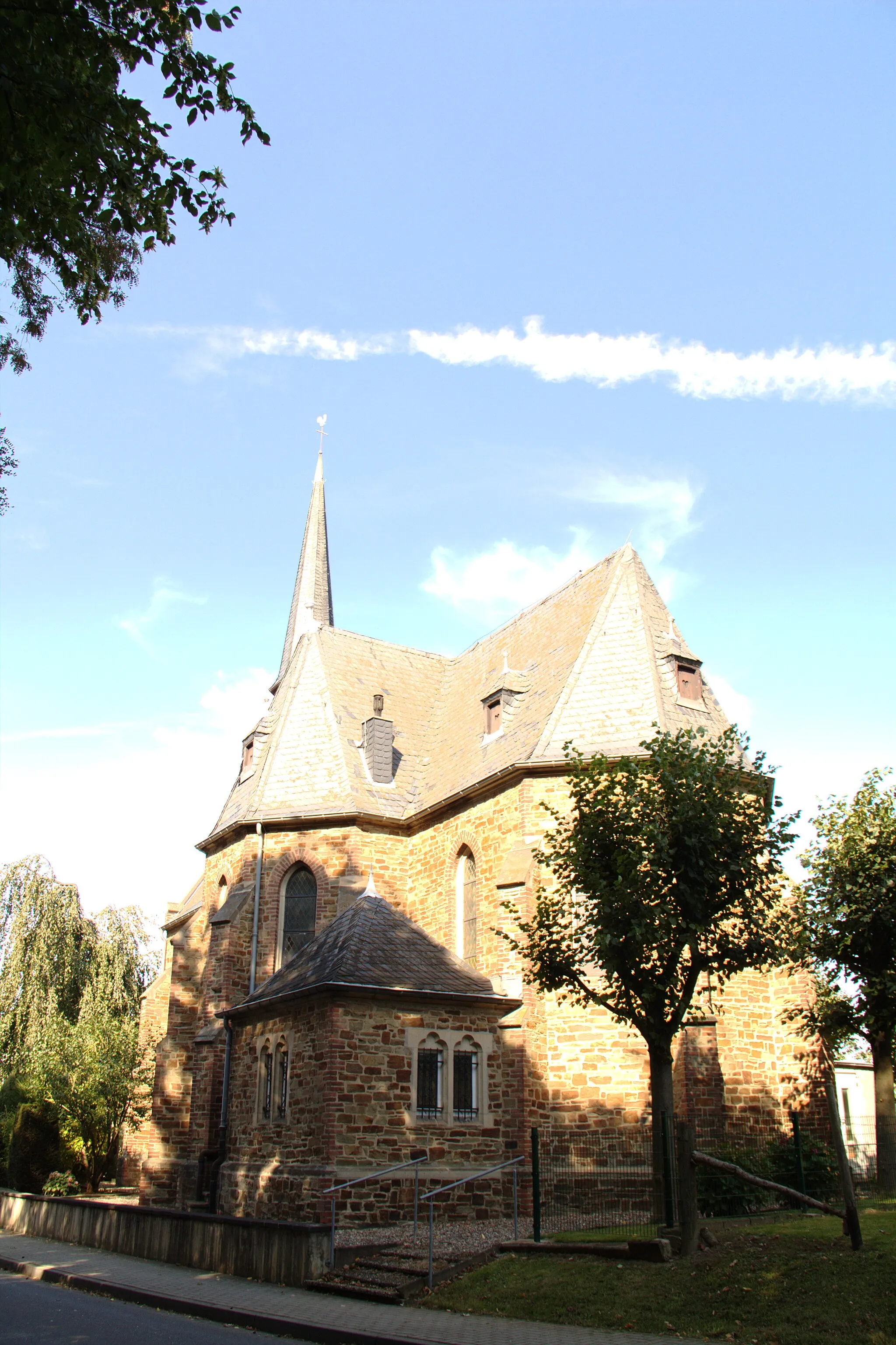 Photo showing: Vettelhoven (Gemeinde Grafschaft, Rheinland-Pfalz), Heilig-Kreuz-Kapelle, von hinten