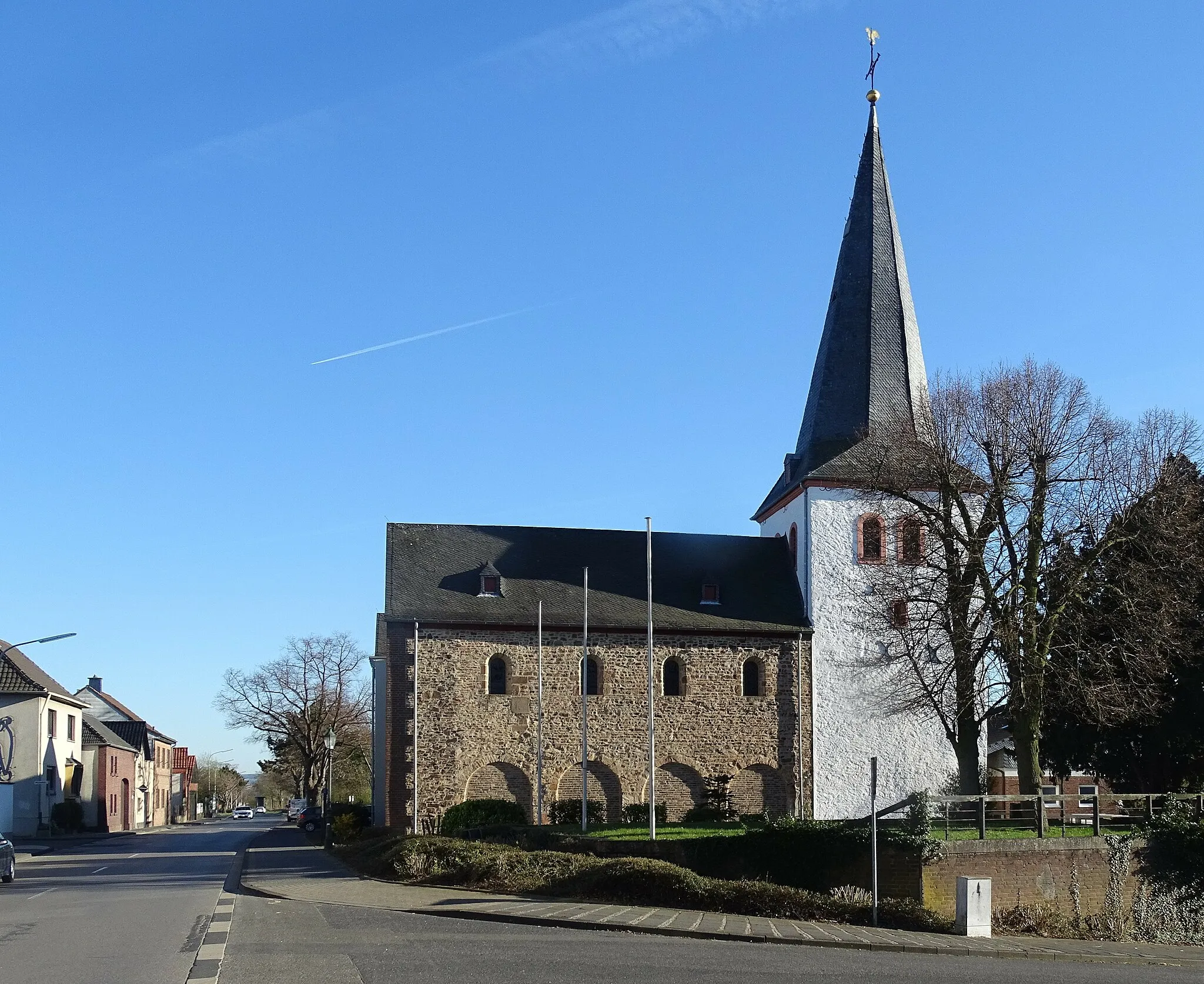 Photo showing: Catholic church of St. Michael in Großbüllesheim: view of the church and part of the Großbüllesheimer Straße