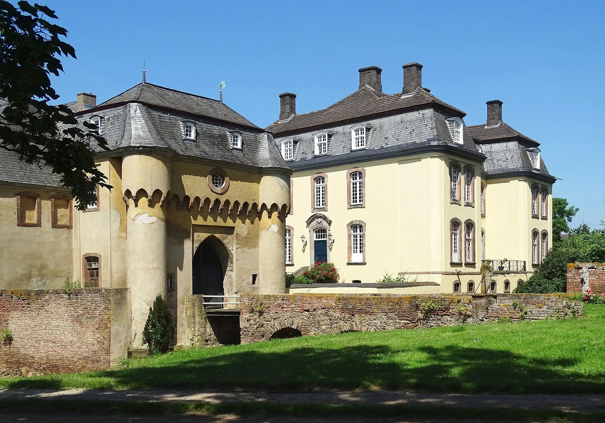 Photo showing: Große Burg Kleinbüllesheim in Kleinbüllesheim, Paulstraße/Luxemburger Straße. East side: mansion and gatehouse