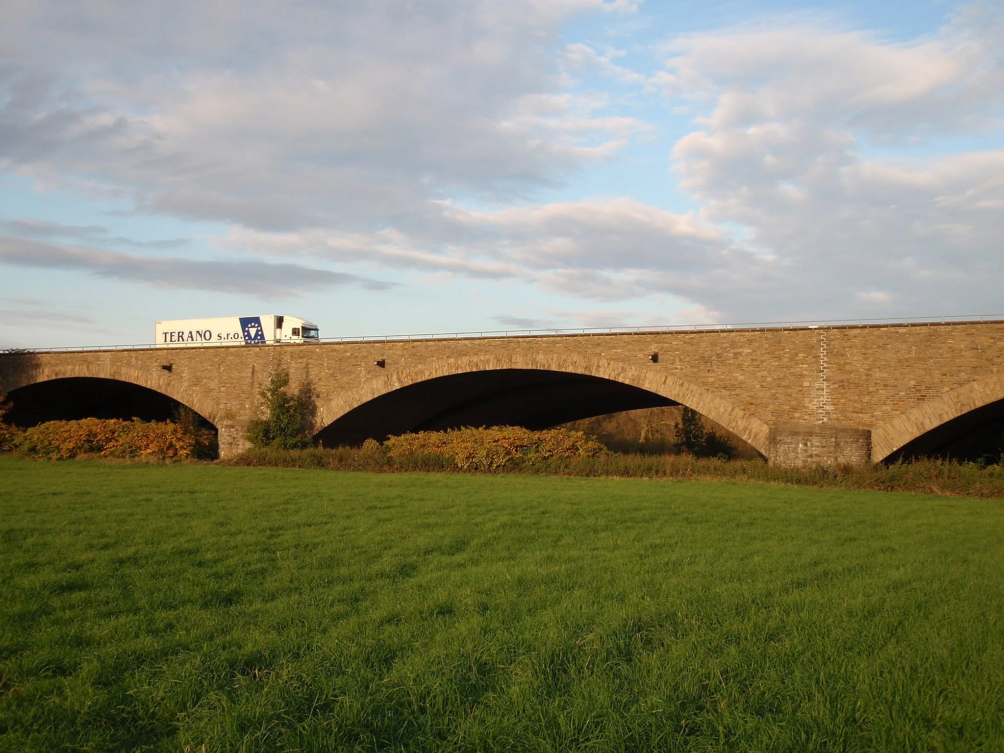 Photo showing: Siegbrücke der A3 auf Siegburger Seite, fotografiert von Westen. Das Bild zeigt die Brücke über der Halbinsel zwischen der Sieg und einem toten Arm.