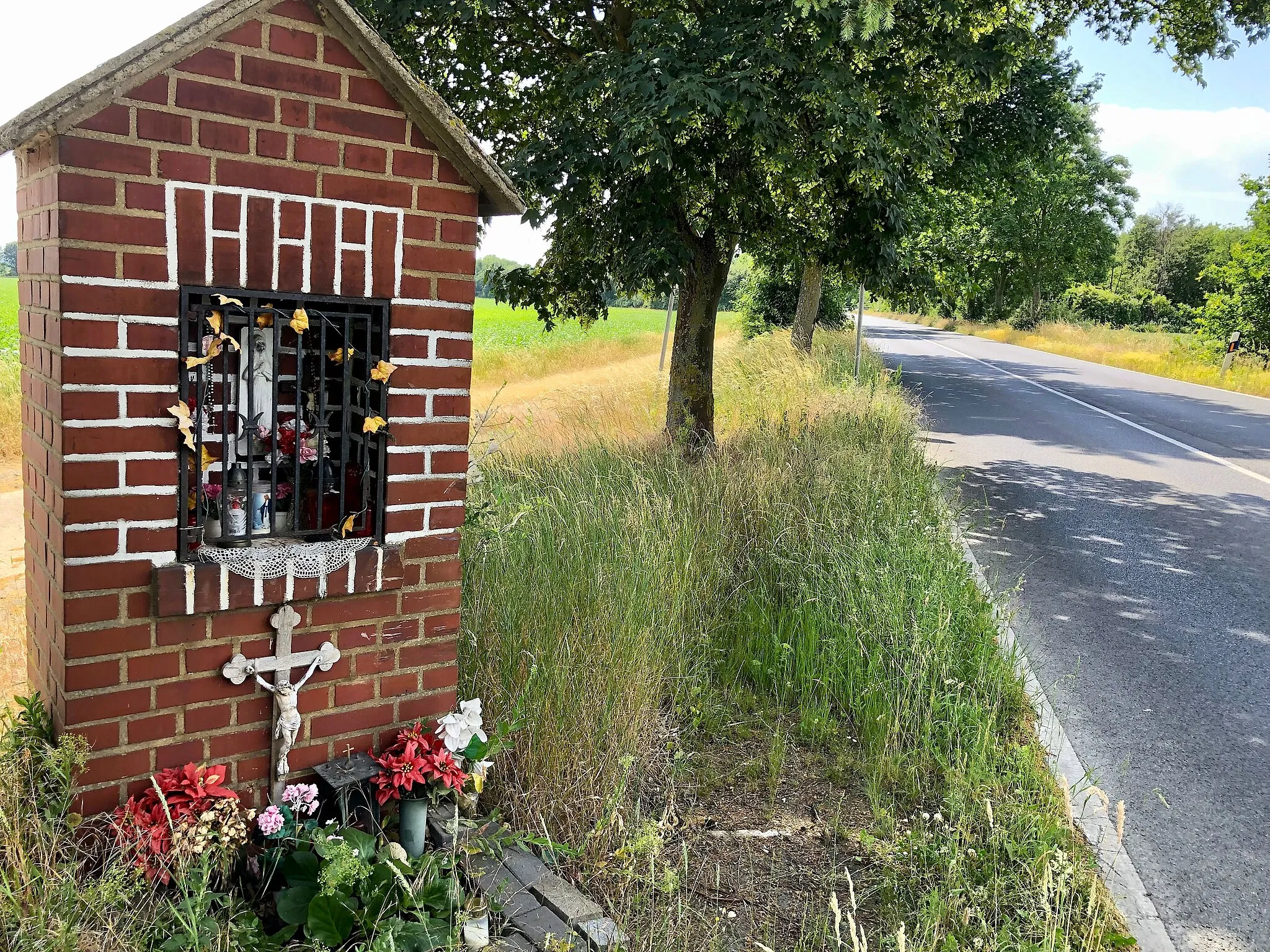 Photo showing: A roadside cross on the Niederembter Strasse road (L 213) between the villages of Gut Ohndorf, Glesch, Kirdorf and Niederembt. North Rhine-Westphalia, Germany.