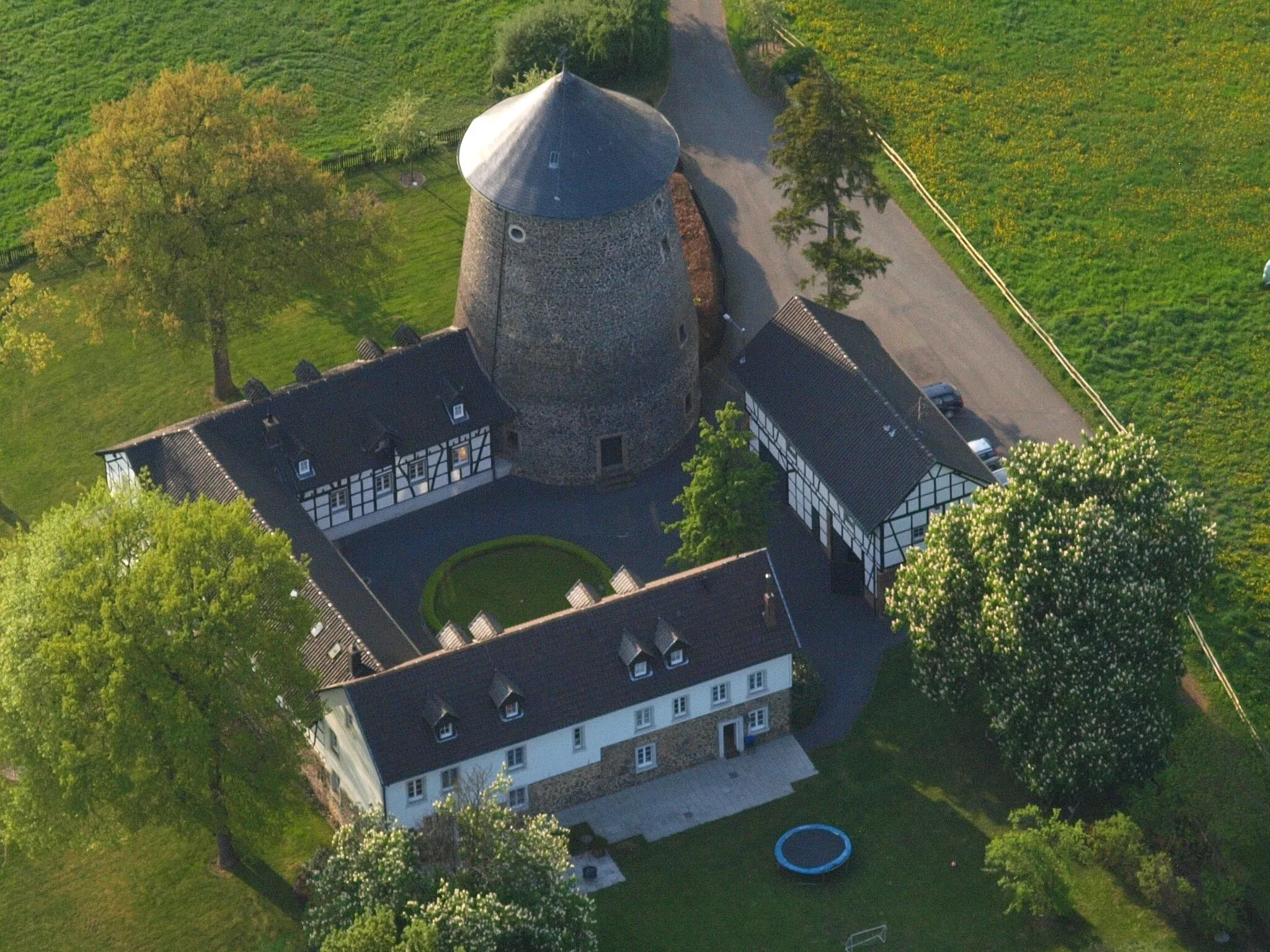 Photo showing: Villip, Windmühlenturm mit umliegenden Gebäuden