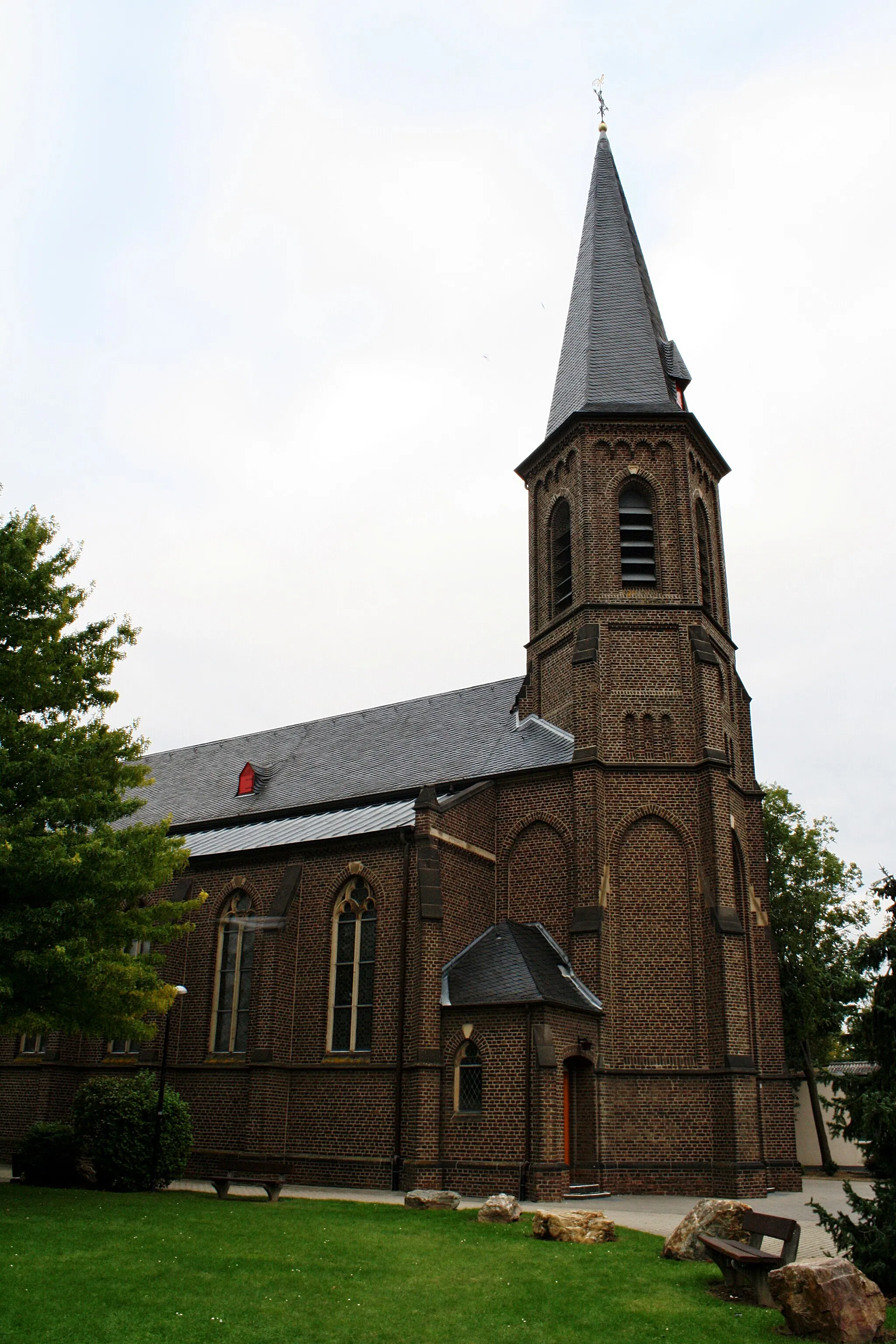 Photo showing: Schiefergedeckte Backsteinkirche an der historischen Römerstraße in Bergheim-Thorr.