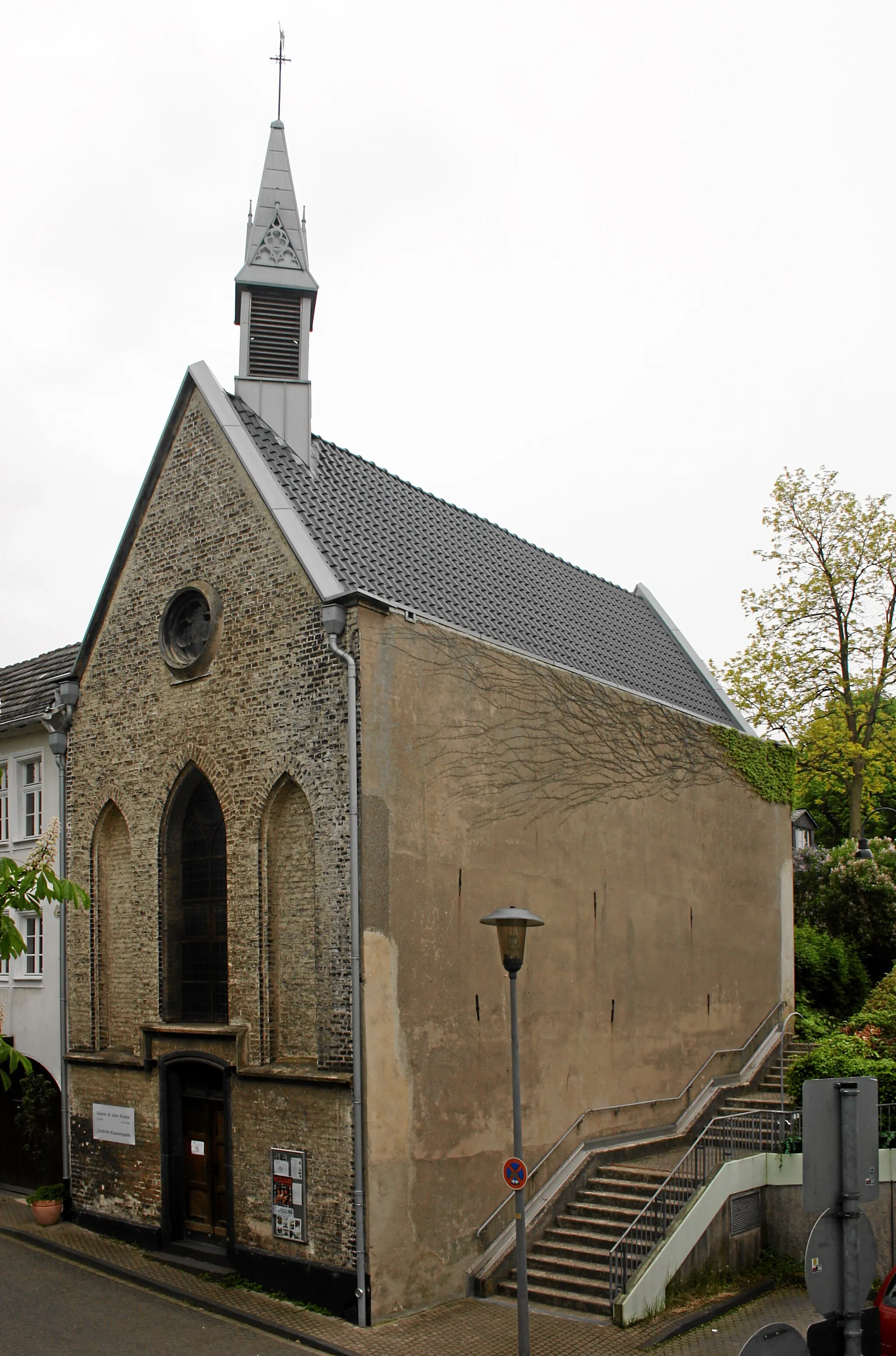 Photo showing: Köln-Porz-Zündorf, Germany. Former chapel of the monastery St. Joseph. Dedicated in 1889.