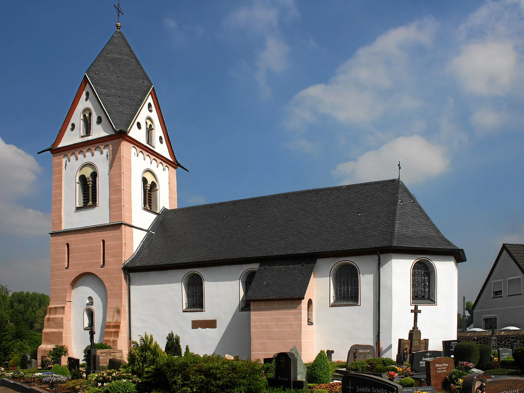 Photo showing: Köln-Porz-Zündorf, Germany. Roman-catholic chapel Saint Michael, exterior view from South.