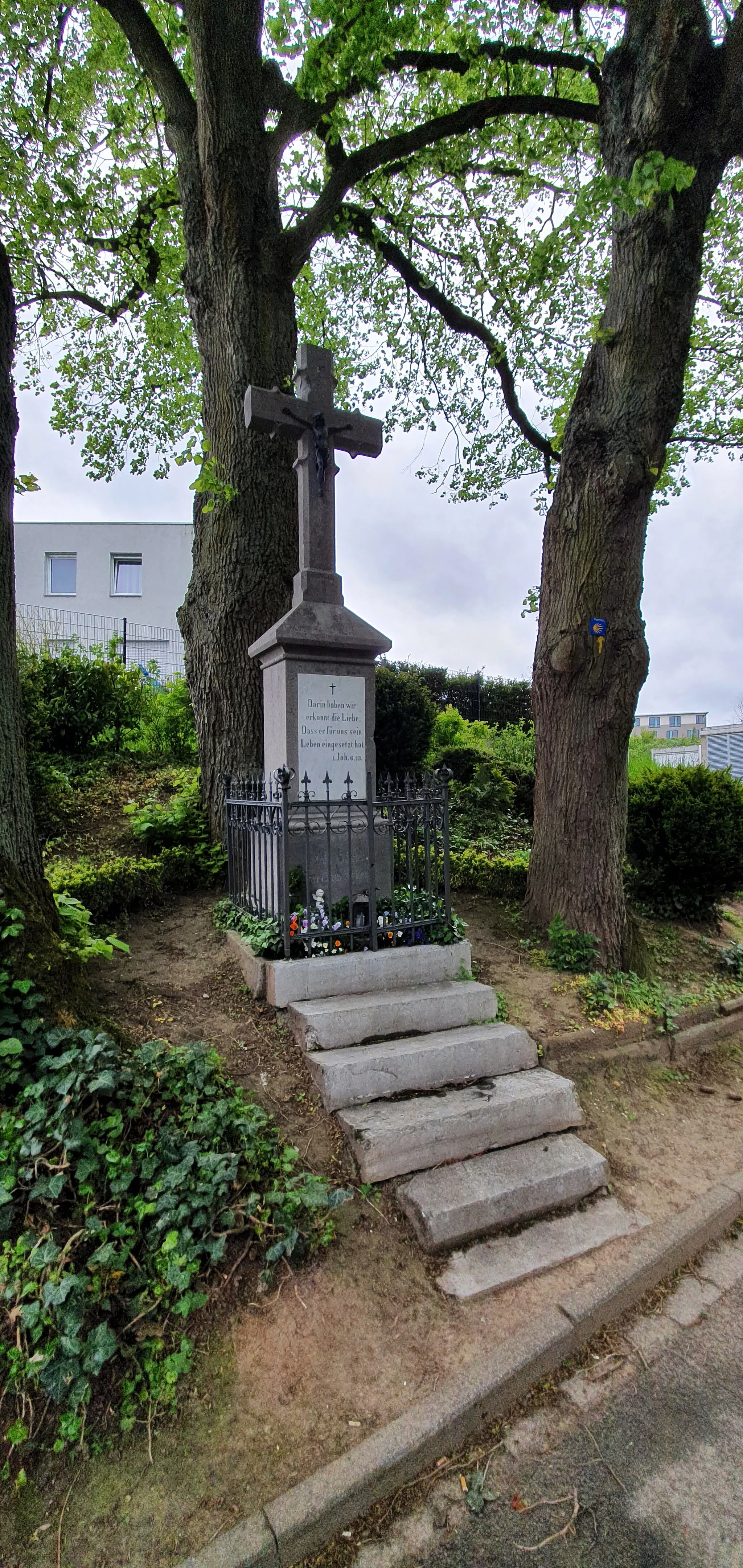 Photo showing: Wegkreuz Salmanusstraße wo früher die Salmanuskapelle war mit Salmanusquelle