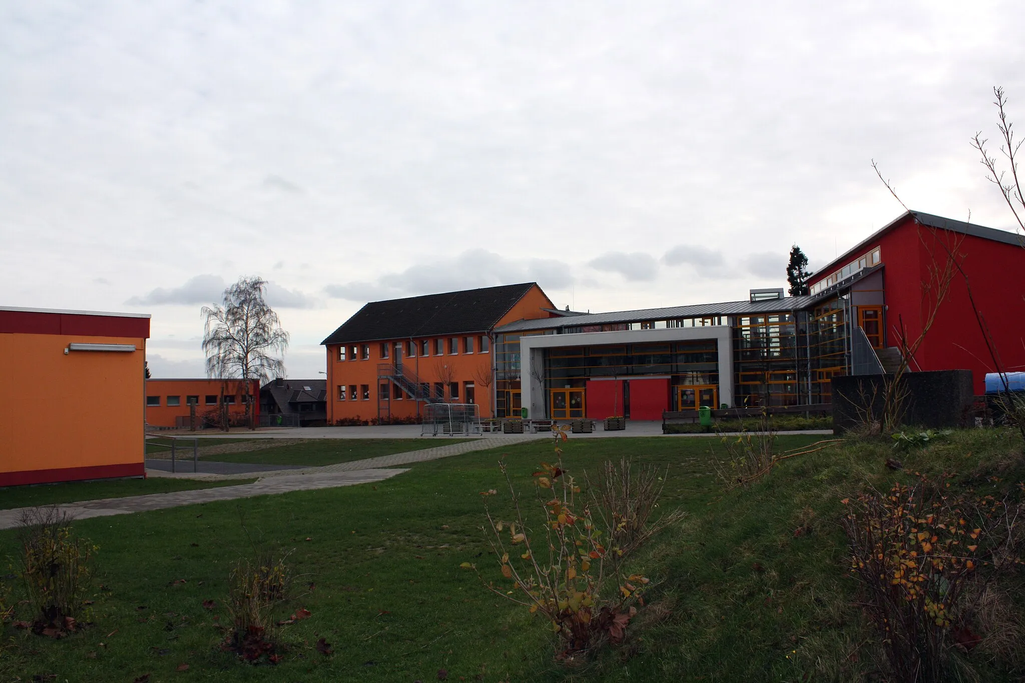 Photo showing: Hürth-Fischenich, die neuen Schulgebäude