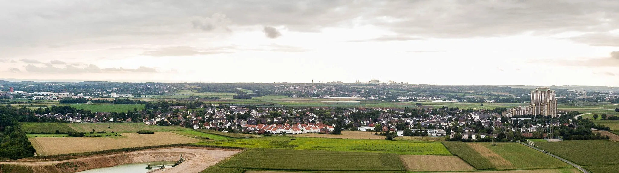 Photo showing: Panorama-Blick aus östlicher Richtung auf die Geheinde Meschenich südlich von Köln. Im Hintergrund Knapsack mit seinen Chemiewerken, rechts die Ausläufer von Köln-Hürth. Aufgenommen mit einer Drohne aus 100 Metern Höhe.