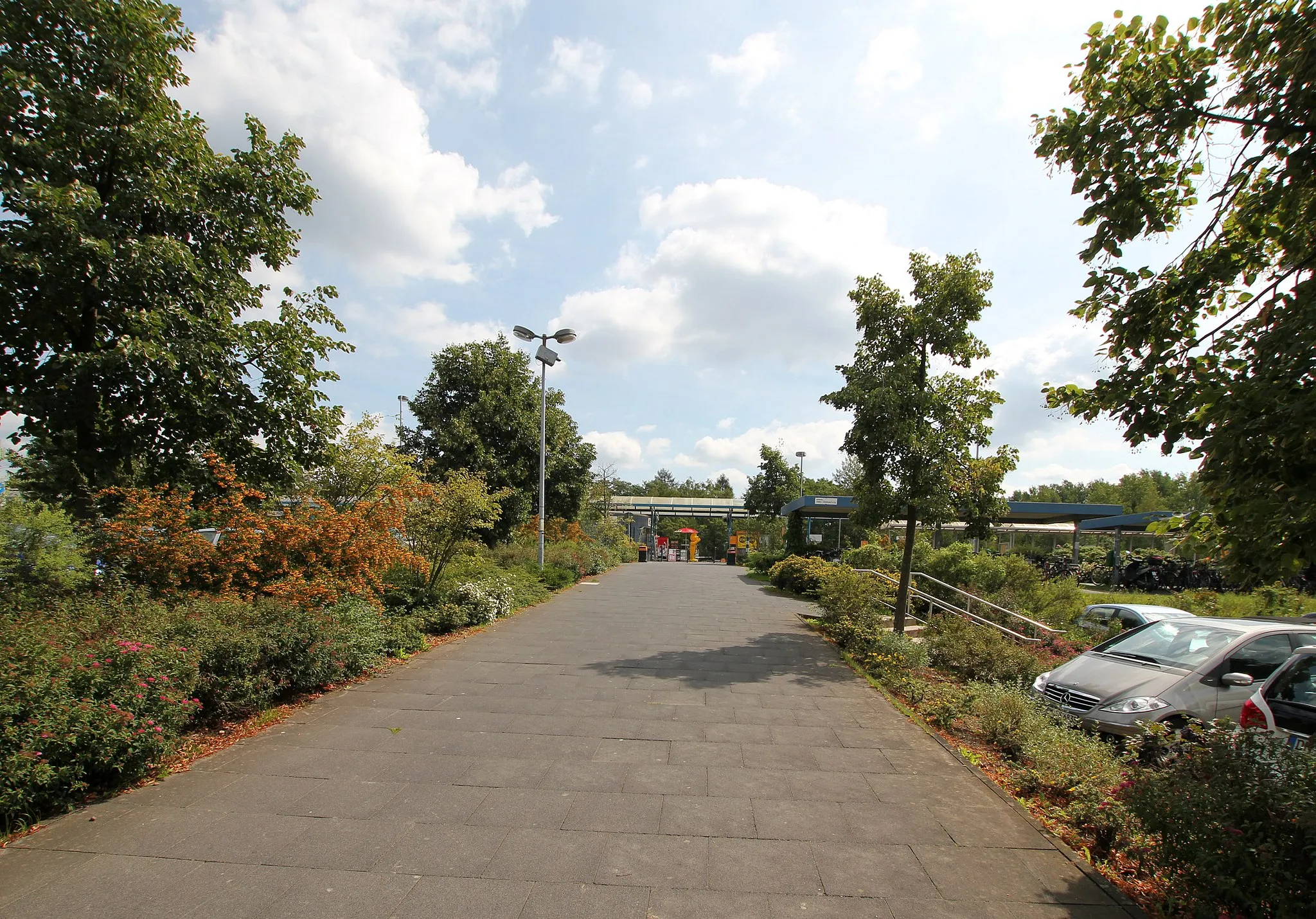 Photo showing: Erftstadt-Liblar. Aufgang zur DB- und den Busstationen