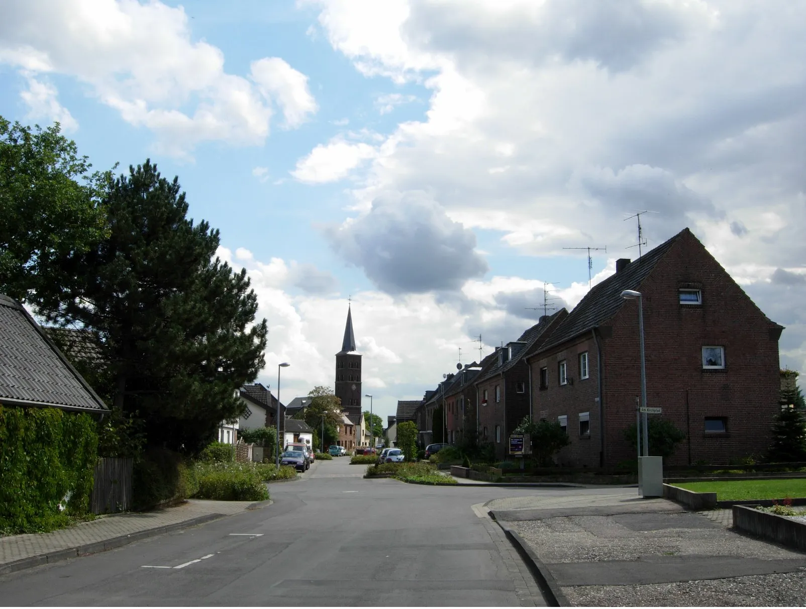 Photo showing: Lambertus-Kirche in Bliesheim (Erftstadt), von Nordwesten aus gesehen