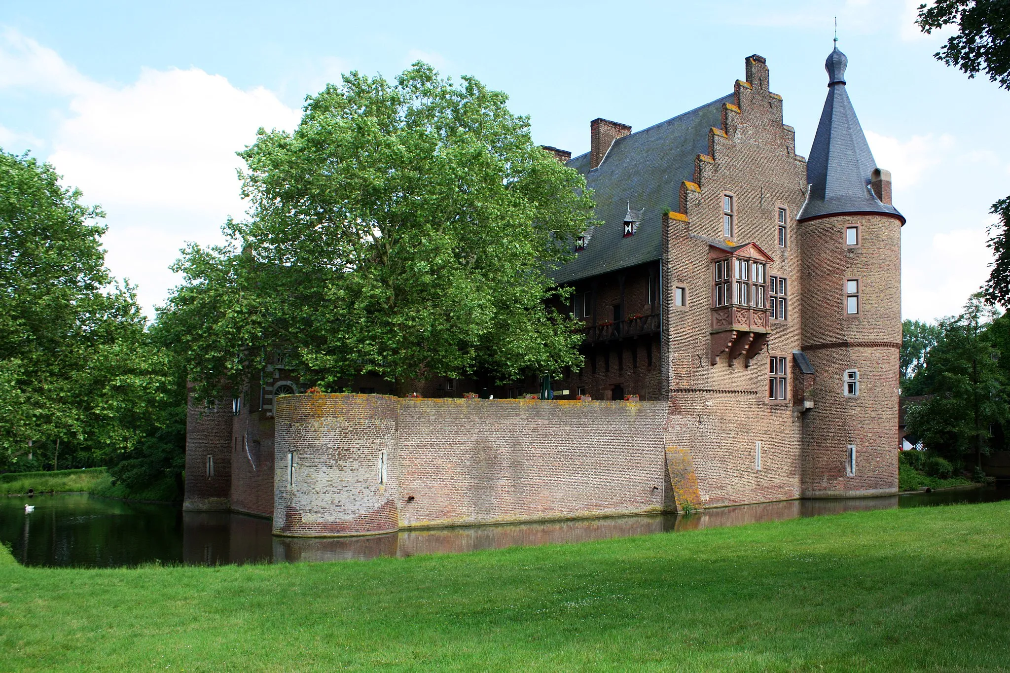 Photo showing: Burg Konradsheim, Erftstadt. Westseite