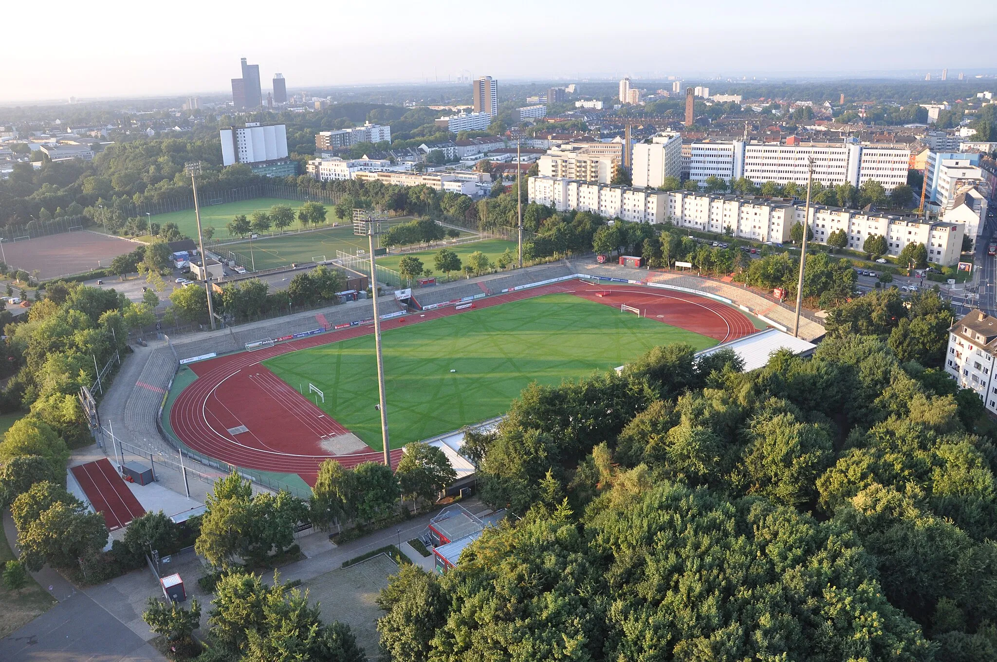 Photo showing: Ballonfahrt Köln. Blick aus nördlicher Richtung über Köln-Zollstock. Im Vordergrund das Südstadion und das Trainingsgelände des SC Fortuna Köln.