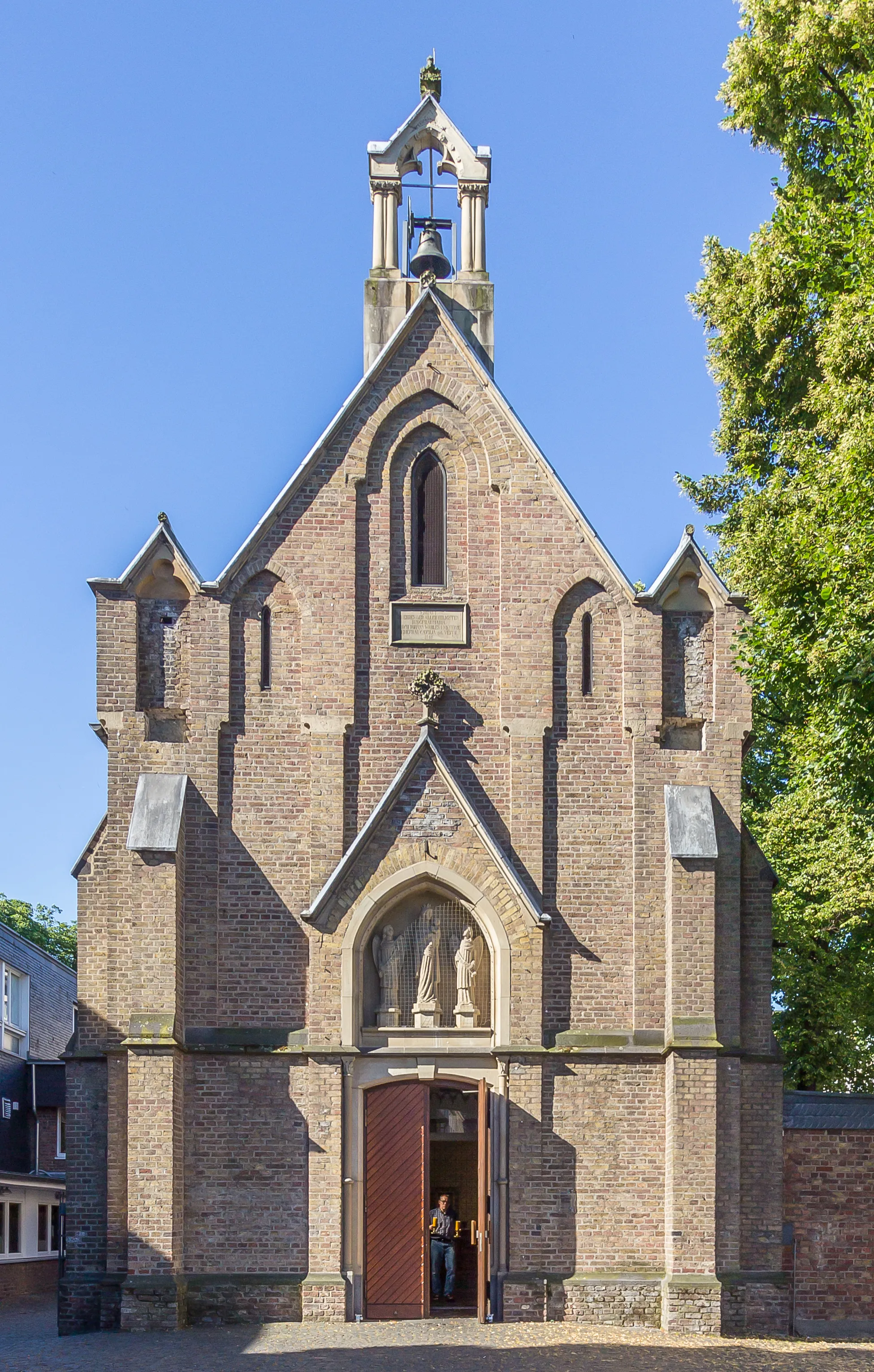Photo showing: Marktkapelle St. Mariä Himmelfahrt, Köln-Ehrenfeld. Frontalansicht von der Venloer Straße