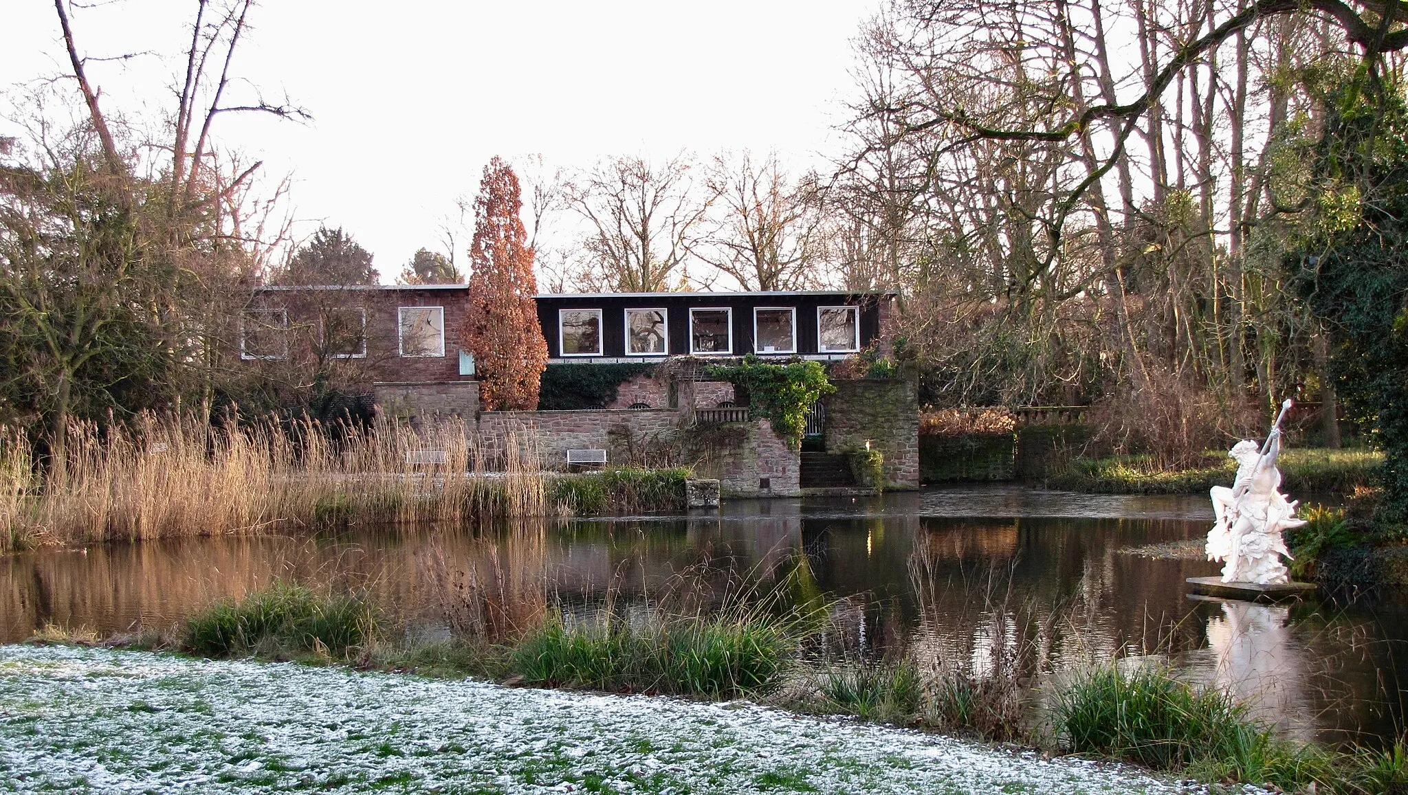 Photo showing: Flora (Köln): Der Frauenrosenhof (1906) von J. Olbrich gilt als Kleinod des Jugendstils. Gebäude 1955 stark verändert von Riphahn wieder aufgebaut. Flora-Weiher mit Neptun.