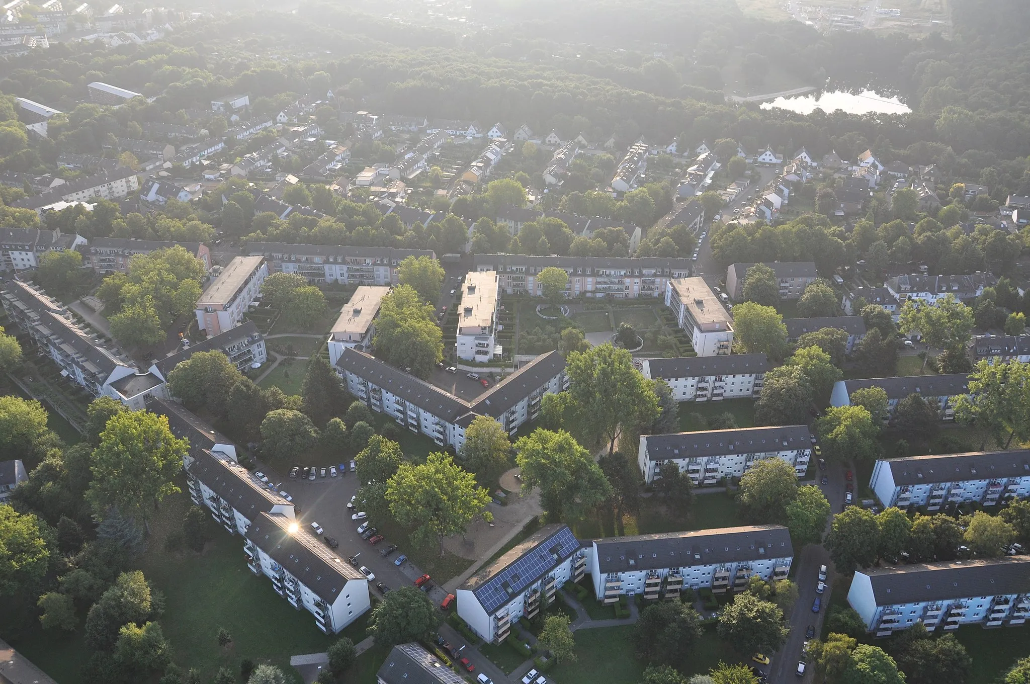 Photo showing: Ballonfahrt Köln. GAG-Siedlung „Vingst II“ zwischen Sibelius- und Kuthstr. in Köln-Vingst. Am oberen Bildrand die Einfamilienhaussiedlung am Marbergweg und das Städtische Naturfreibad Vingst.