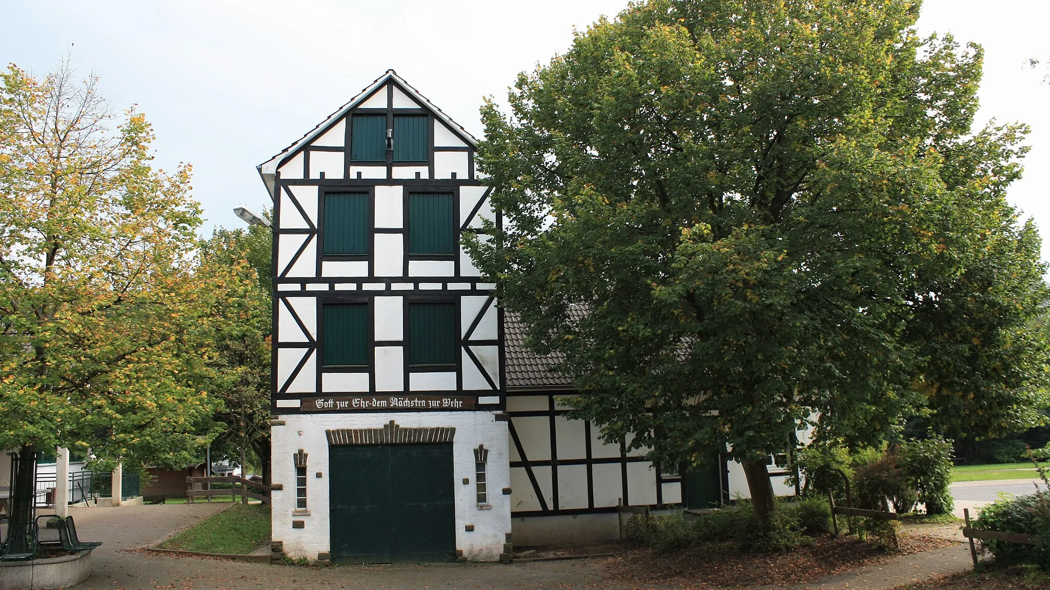 Photo showing: Das historische Feuerwehrgerätehaus in Kürten-Olpe mit denkmalgeschütztem Turm.