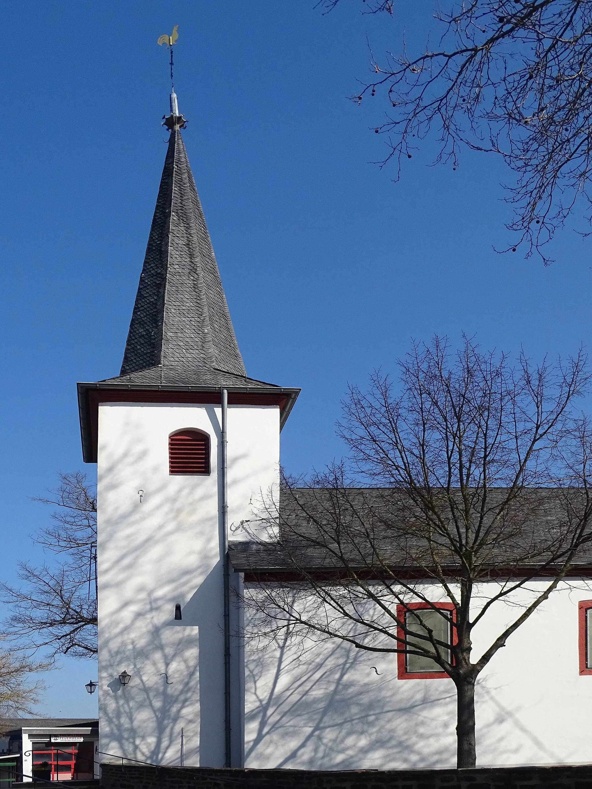 Photo showing: Partial view of the Catholic parish church of St. Antonius in Niederdrees, Kirchgasse 1: view from Kirchgasse.