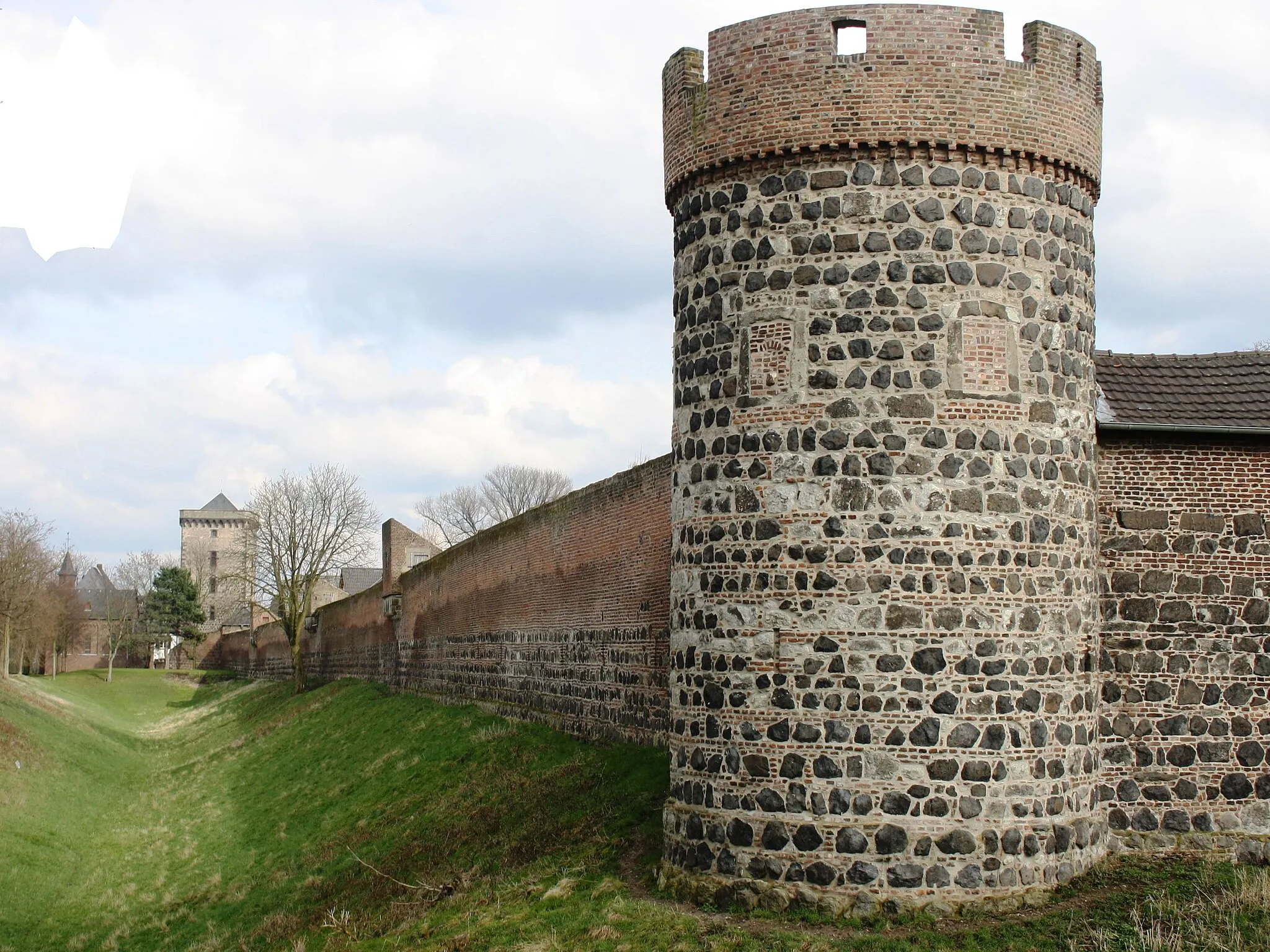 Photo showing: Dormagen-Zons, Germany. City wall with Krötschen tower. Toll tower in the background.