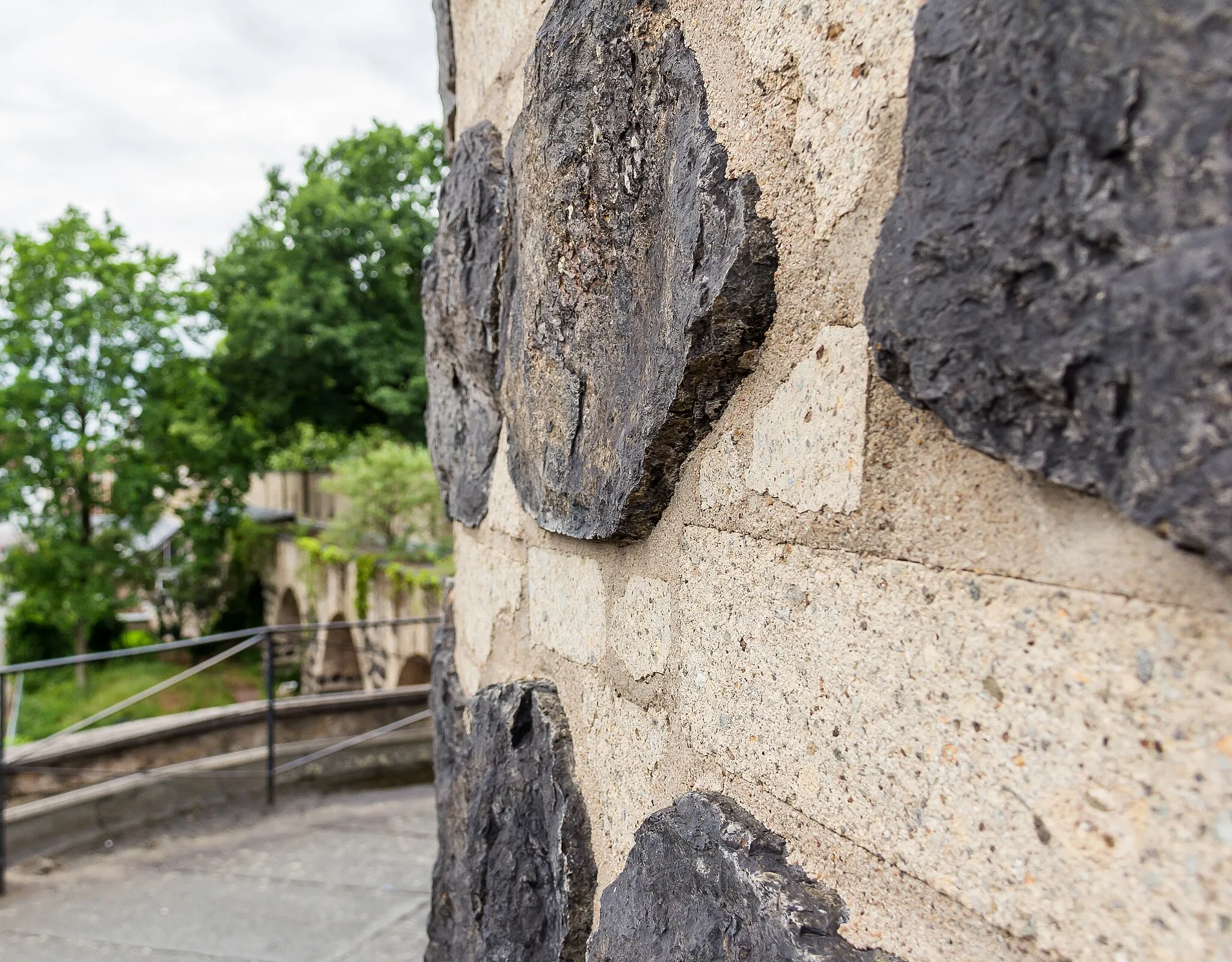 Photo showing: Gereonsmühle Köln mit Stadtmauer. Die Mühle ist aus Säulenbasalt und Tuffsteinschichten im Wechsel errichtet.